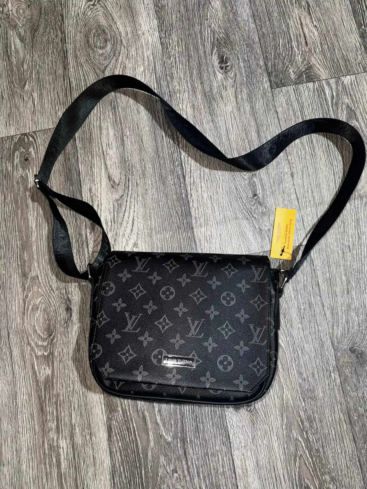 Bandolera LV negro logos grises logo plateado
