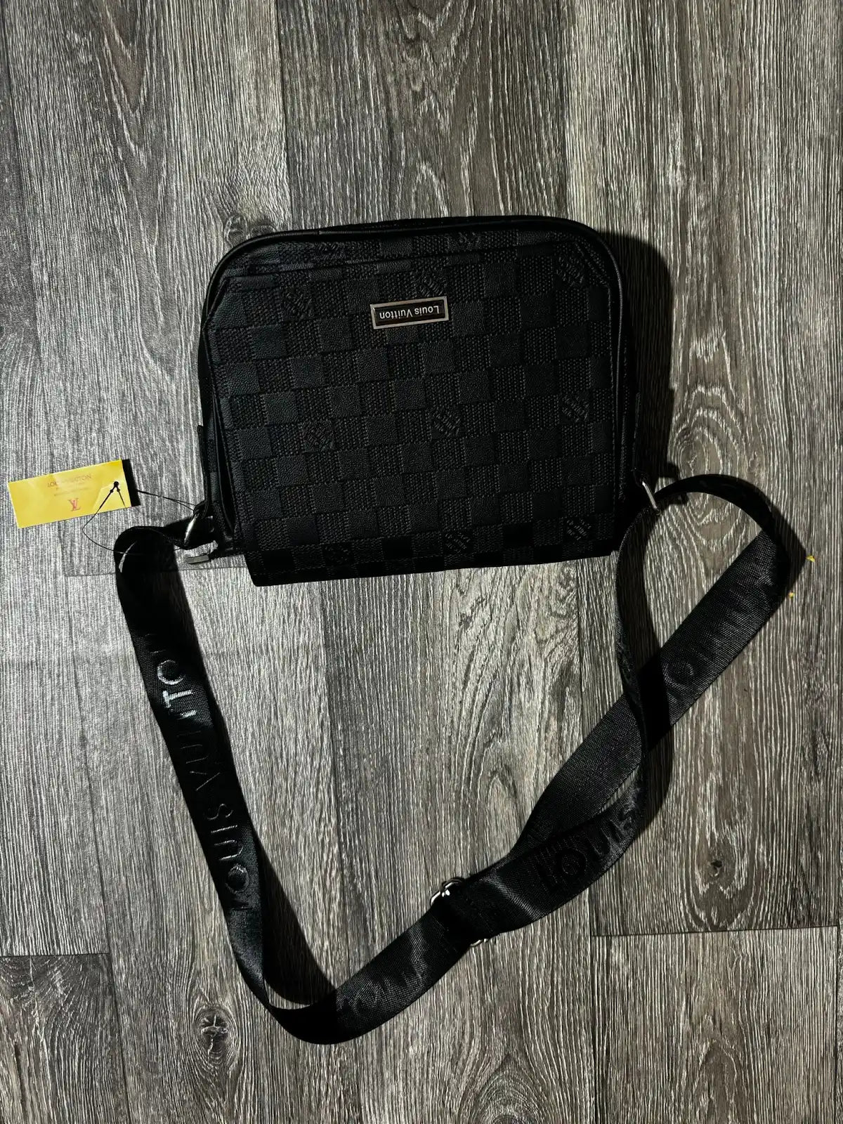 Bandolera LV negro logo plateado