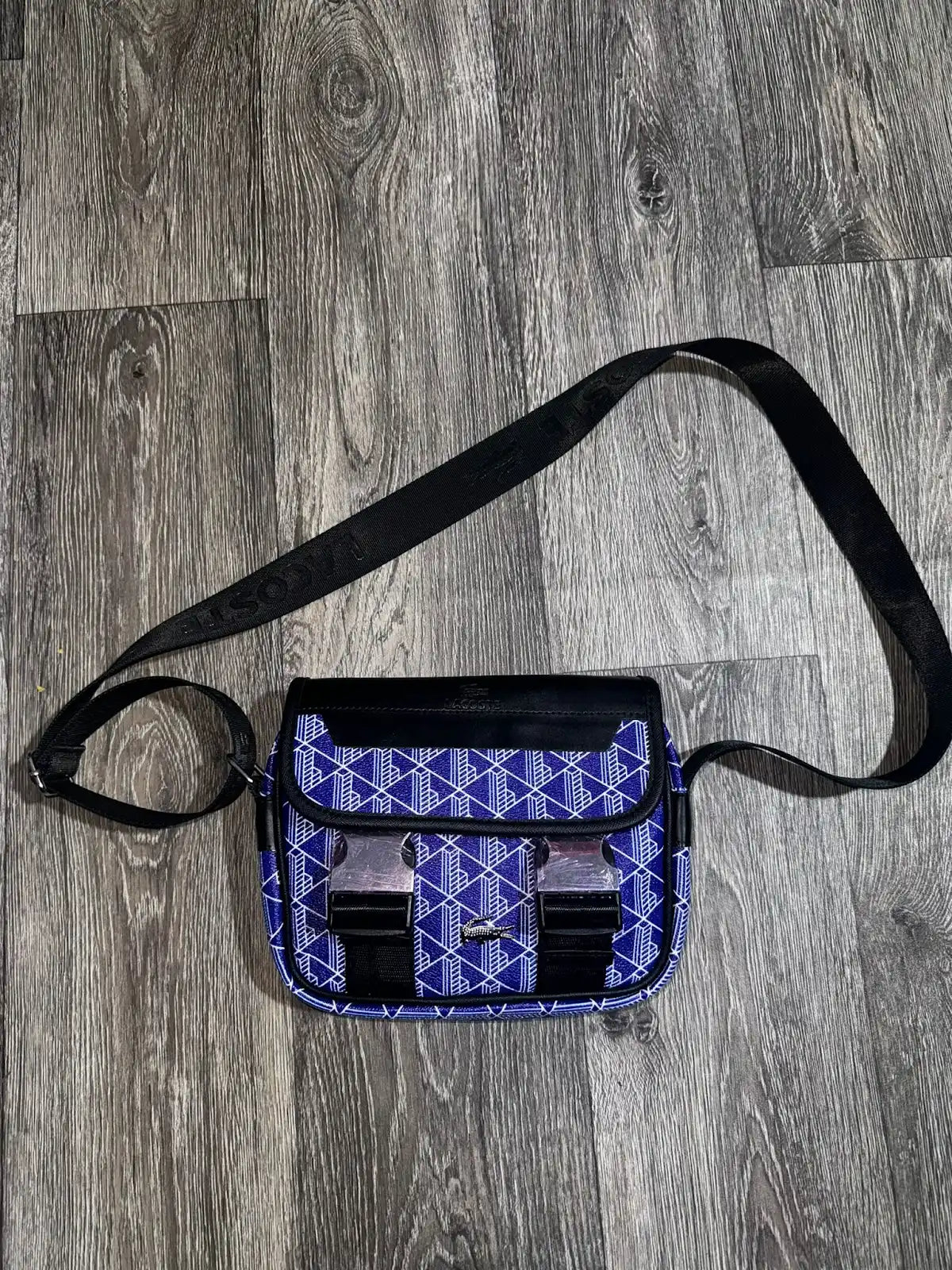 Bandolera Lacoste azul y blanco logo plateado