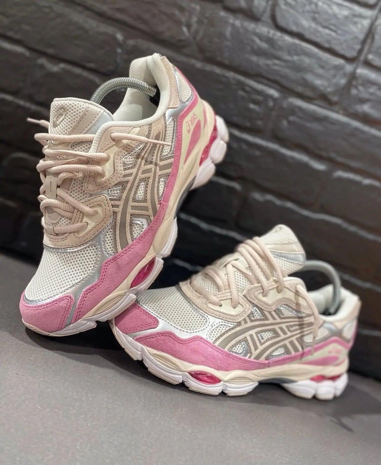 Asics blancas logo beige detalles rosas