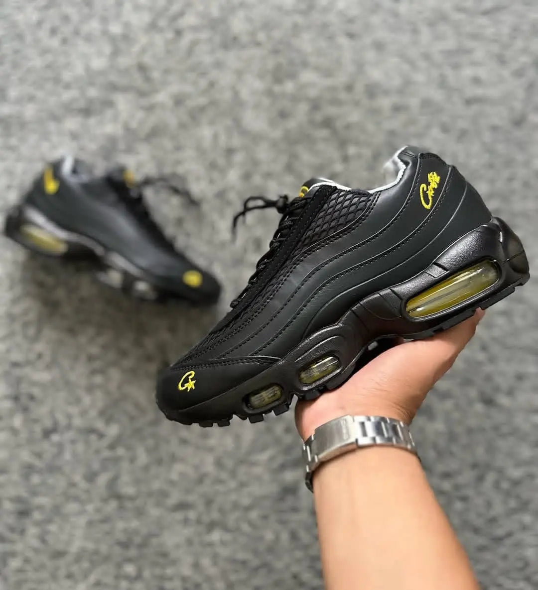 Air max 95 x Corteiz negras logo amarillo