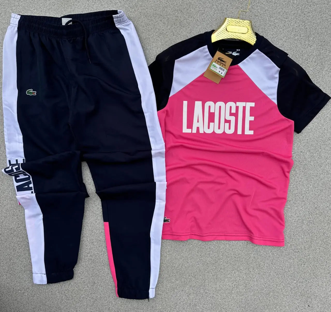 Conjunto Lacoste rosa logo blanco detalles negros
