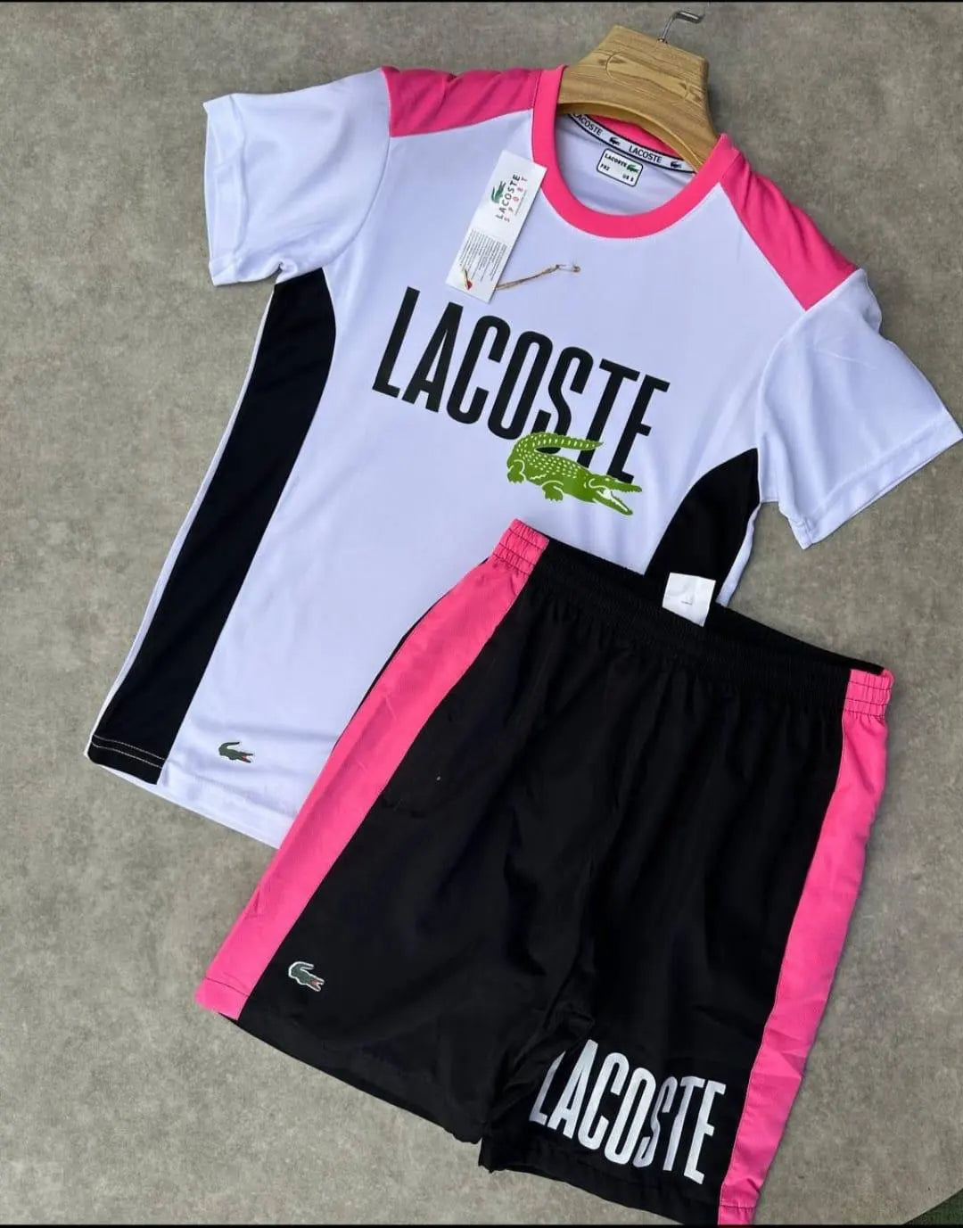 Conjunto corto Lacoste blanco y negro logo negro y verde detalles rosas