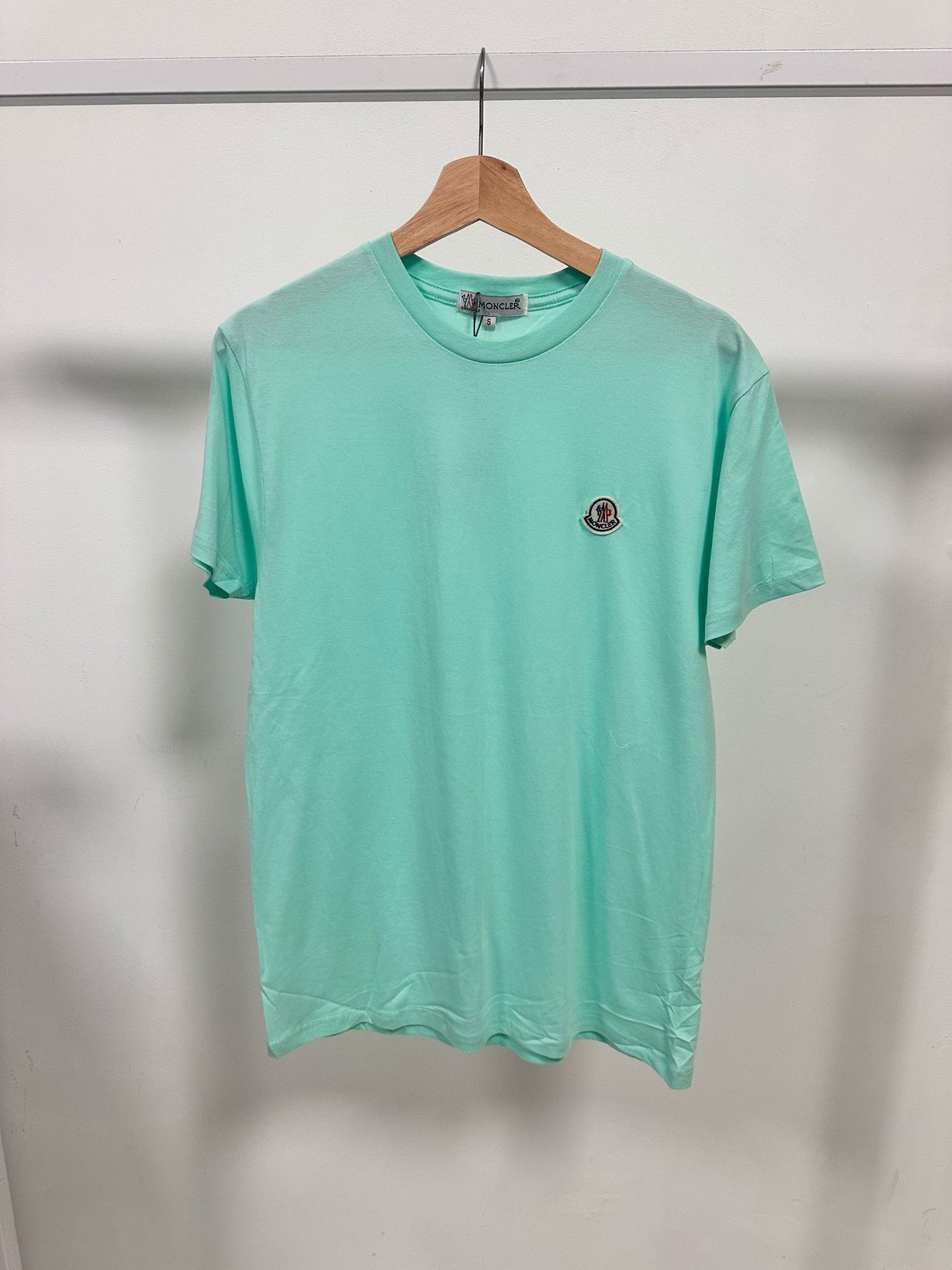 Camiseta moncler azul claro logo blanco
