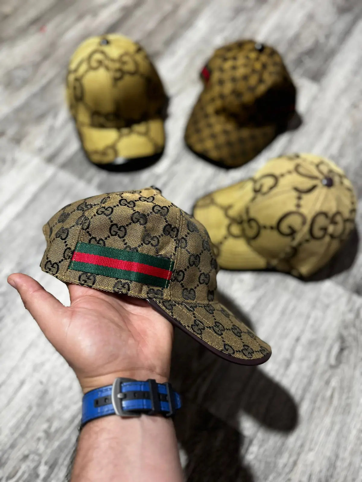 Gorra gucci dorado logos negros detalles rojos y verdes