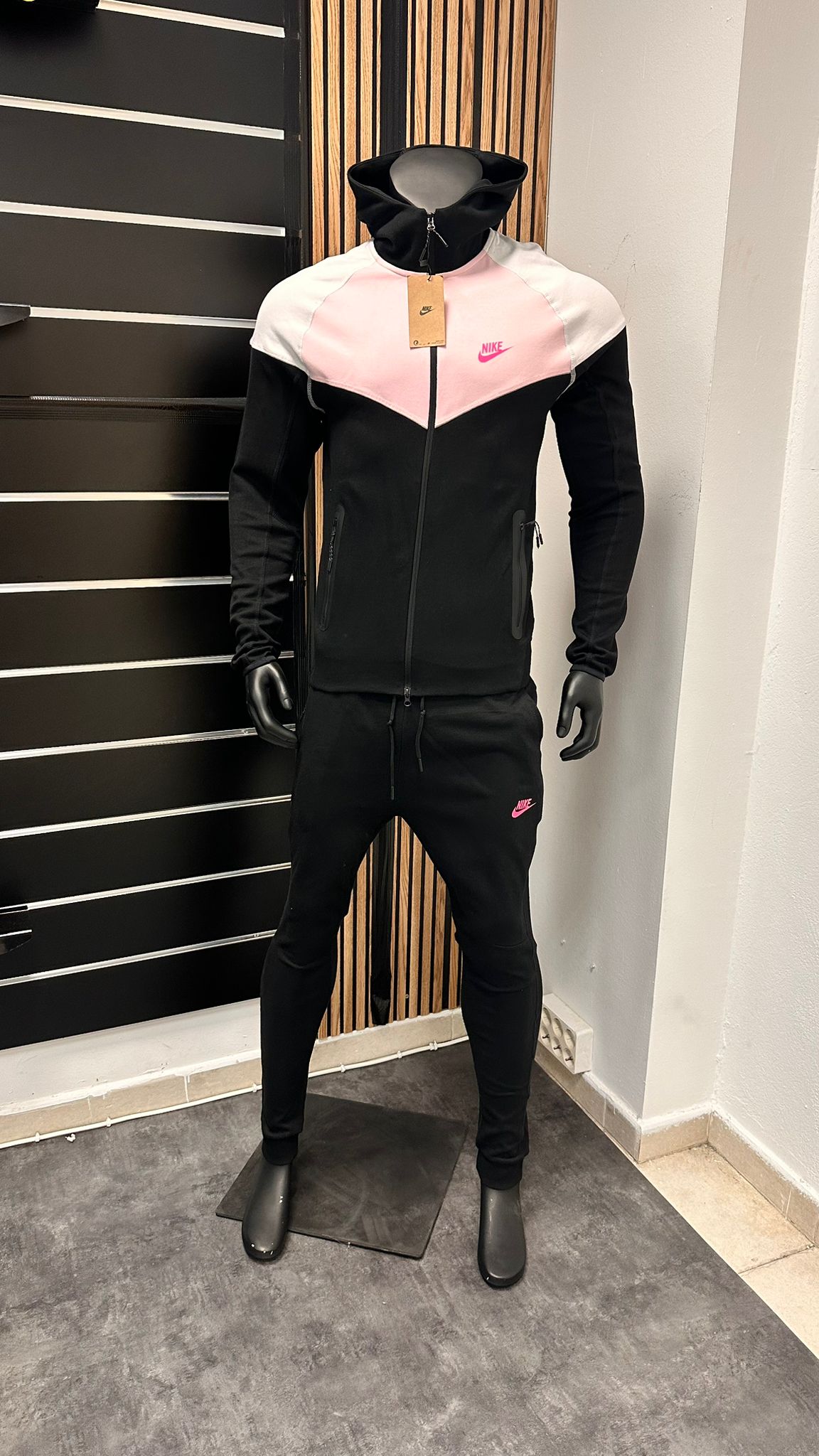 Chandal Nike Tech negro y blanco logo rosa