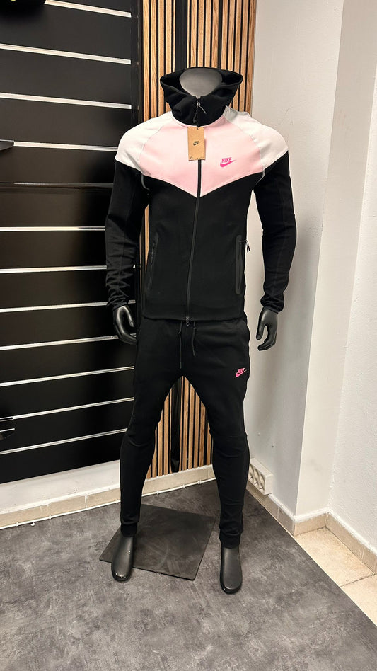 Chandal Nike Tech negro y blanco logo rosa
