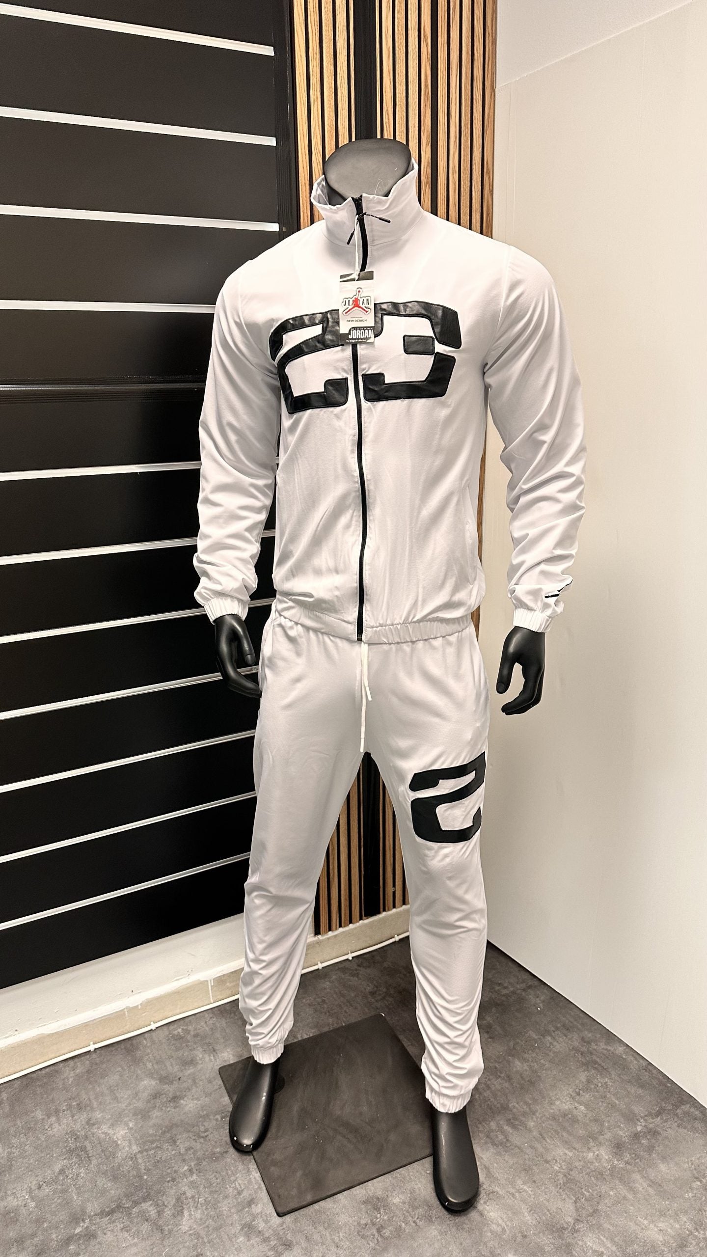 Chandal jordan blanco logo negro numeros