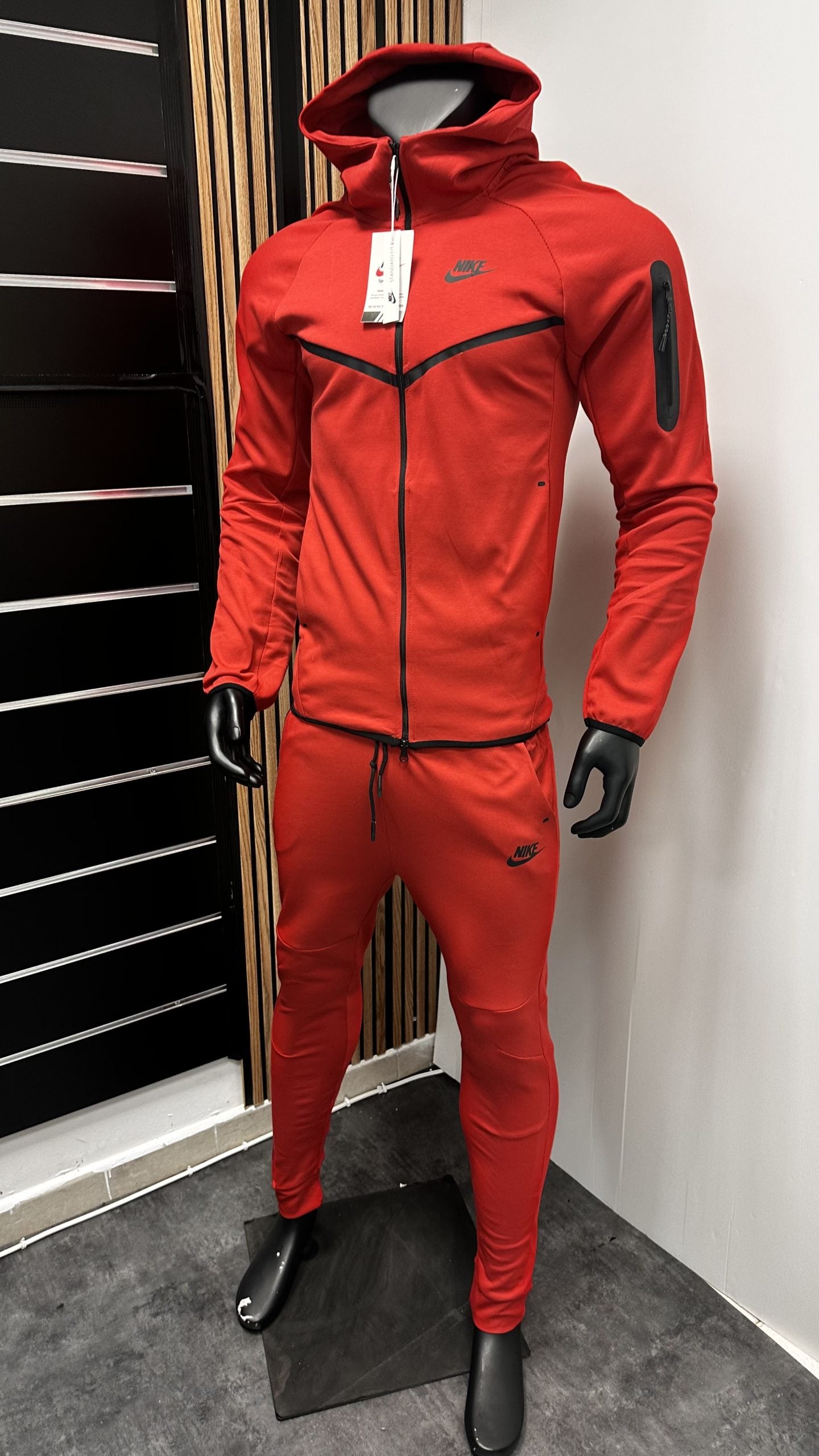 Chandal Tech rojo logo negro