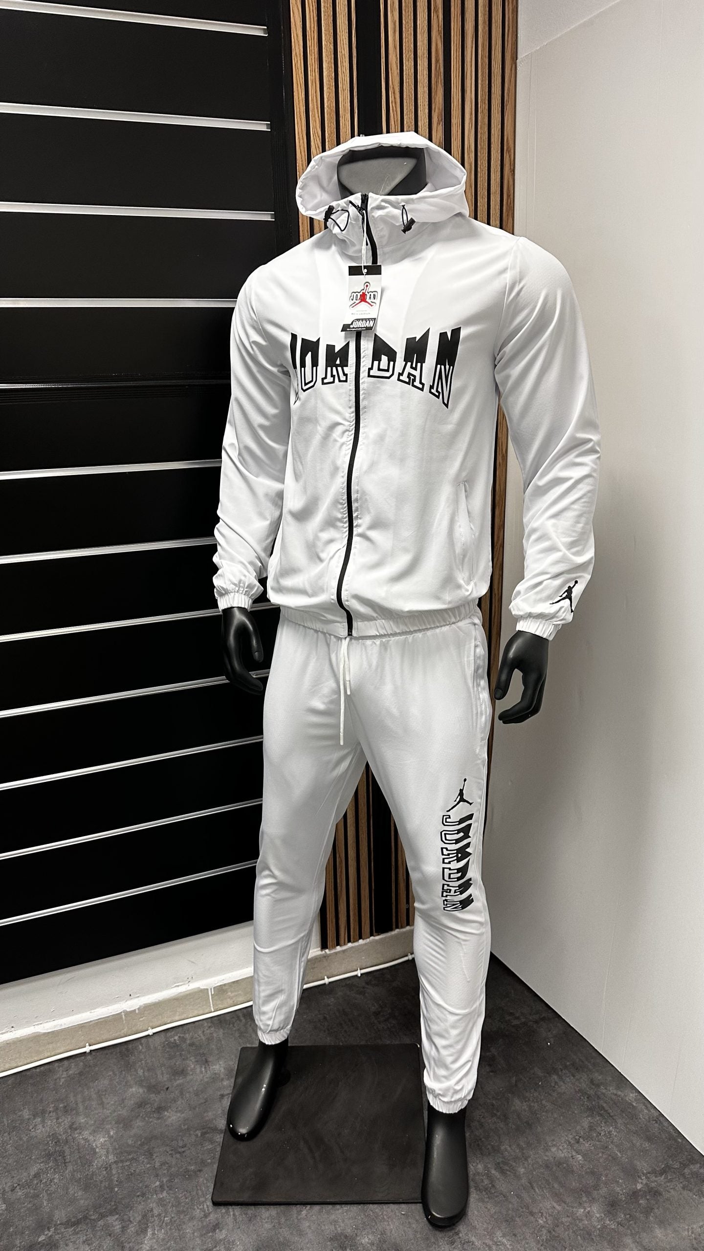 Chandal jordan blanco logo blanco y negro