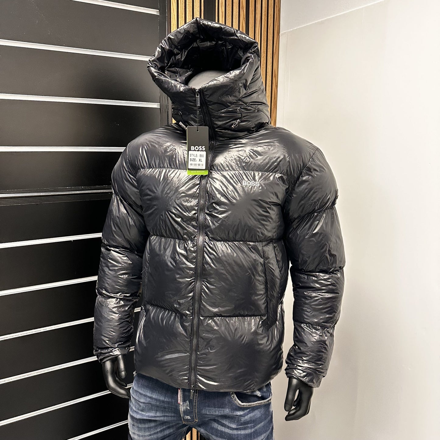 Chaqueta Hugo Boss negra logo blanco