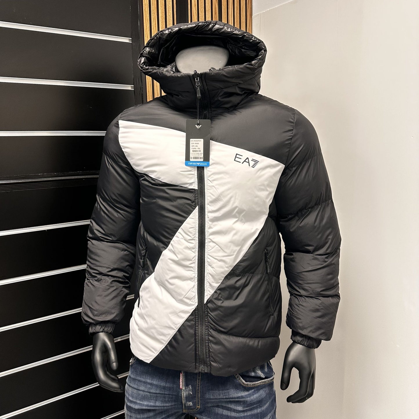 Chaqueta Armani negra y blanco logo negro