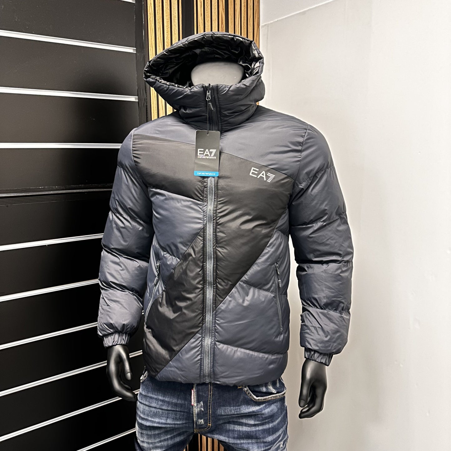 Chaqueta Armani negra y gris logo blanco