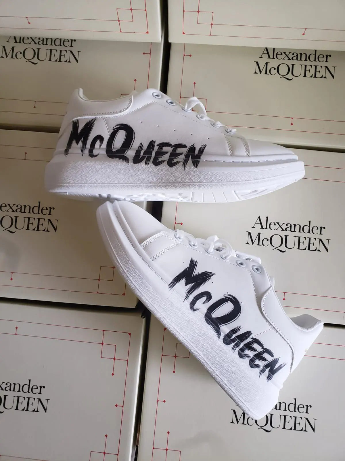 Alexander Mcqueen blancas logo graffiti negro