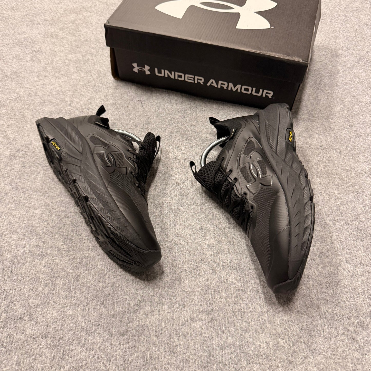 Under Armour negras detalles blancos