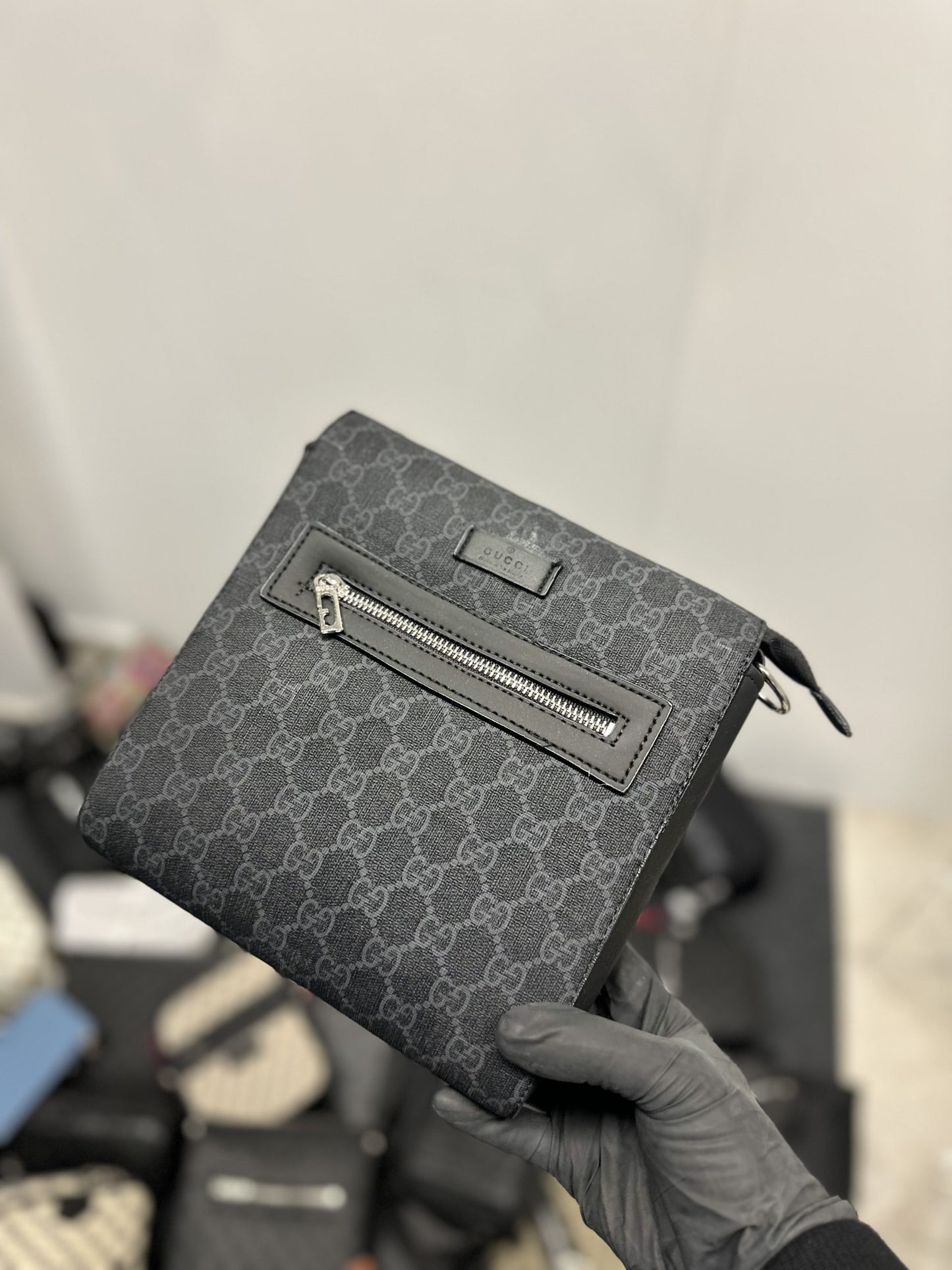 Bolso Gucci negro logo gris
