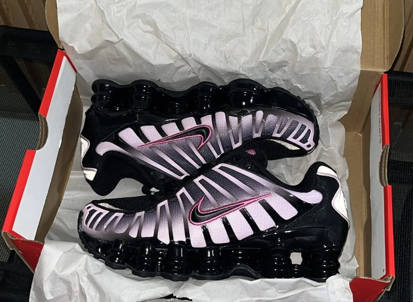 Shox Negras y rosas logo negro contorno rosa