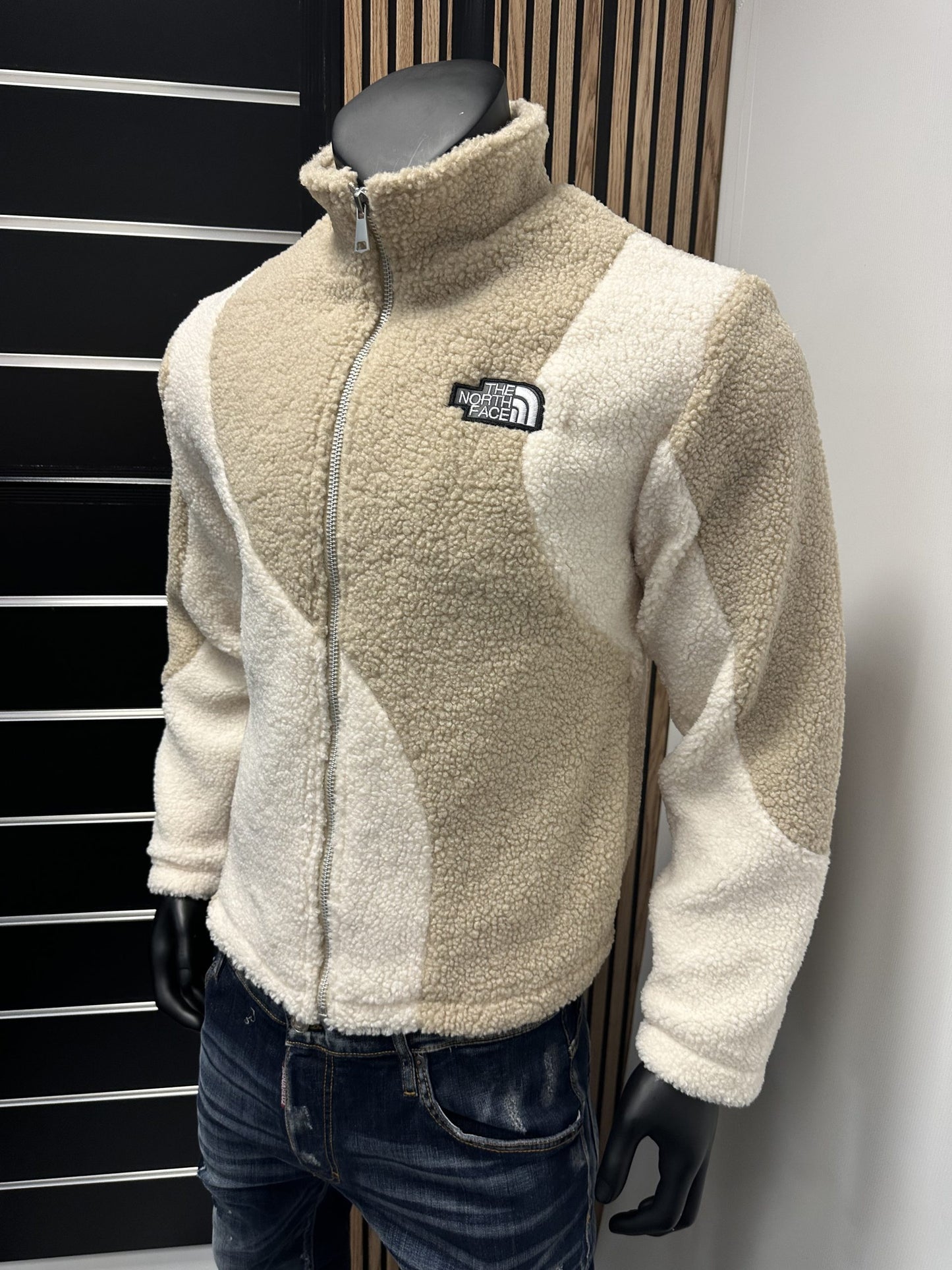 Chaqueta North Face crema y beige logo blanco