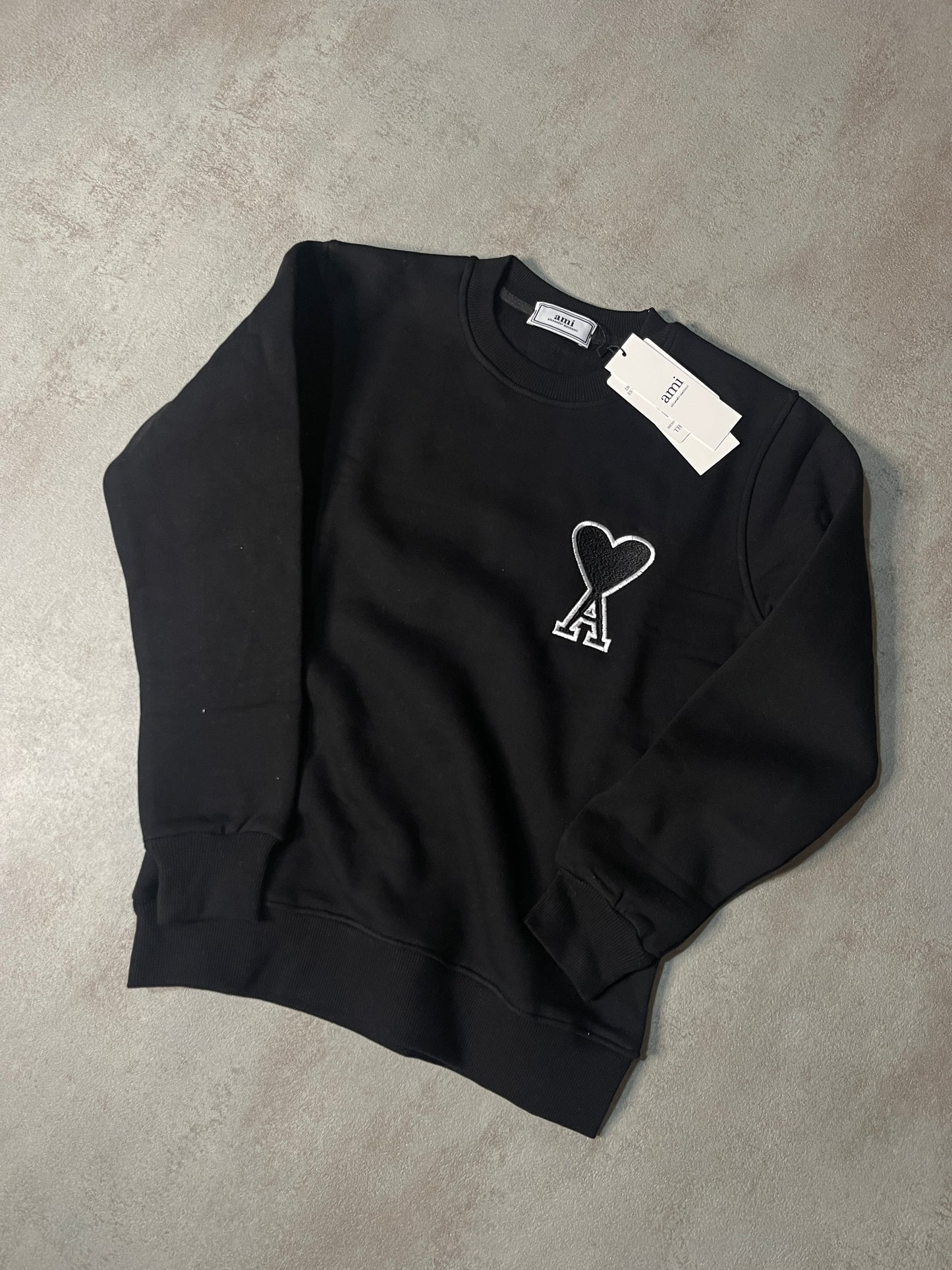 Sudadera AMI PARIS negra logo negro contorno blanco