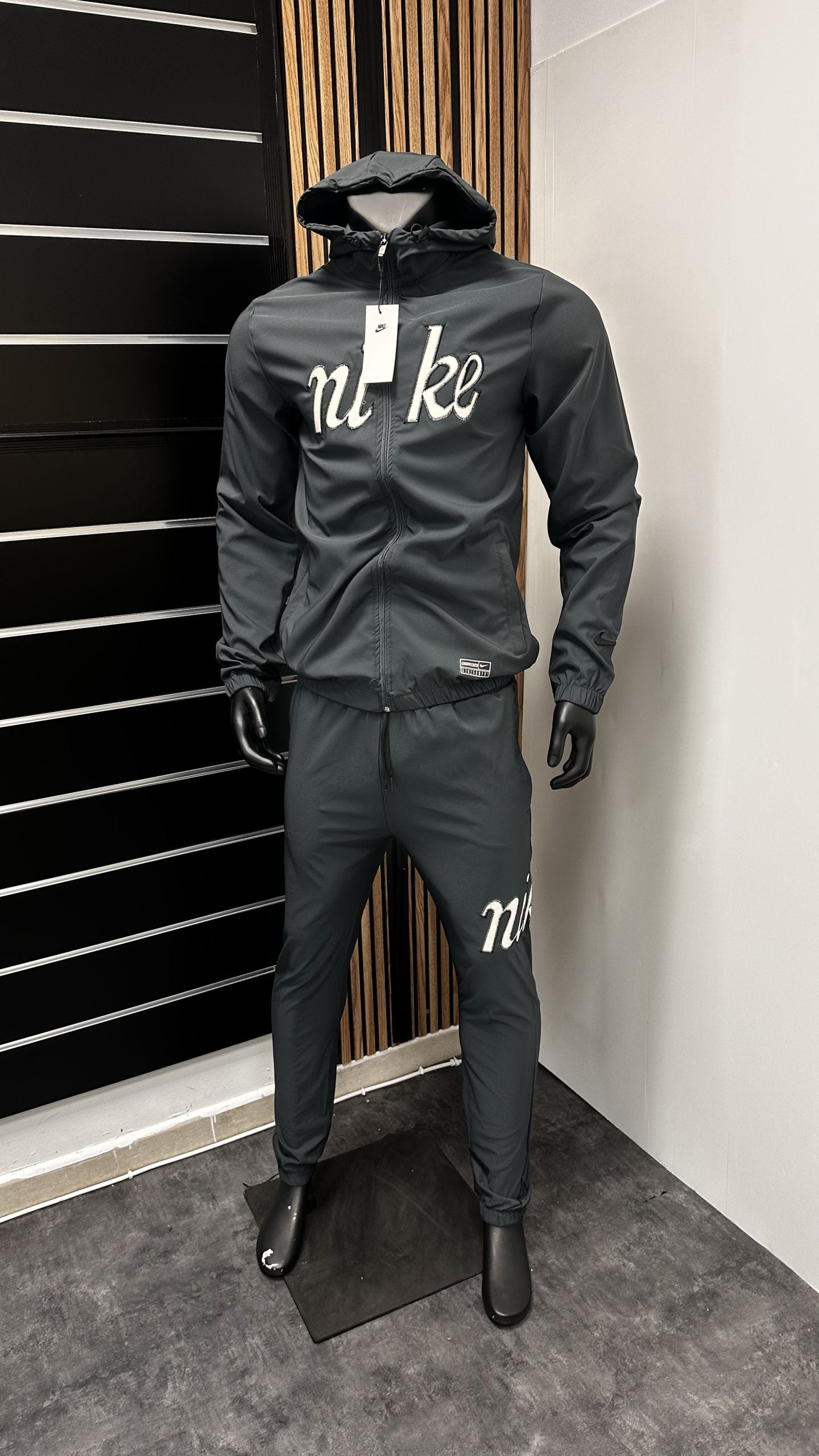 Chandal gris logo blanco contorno negro