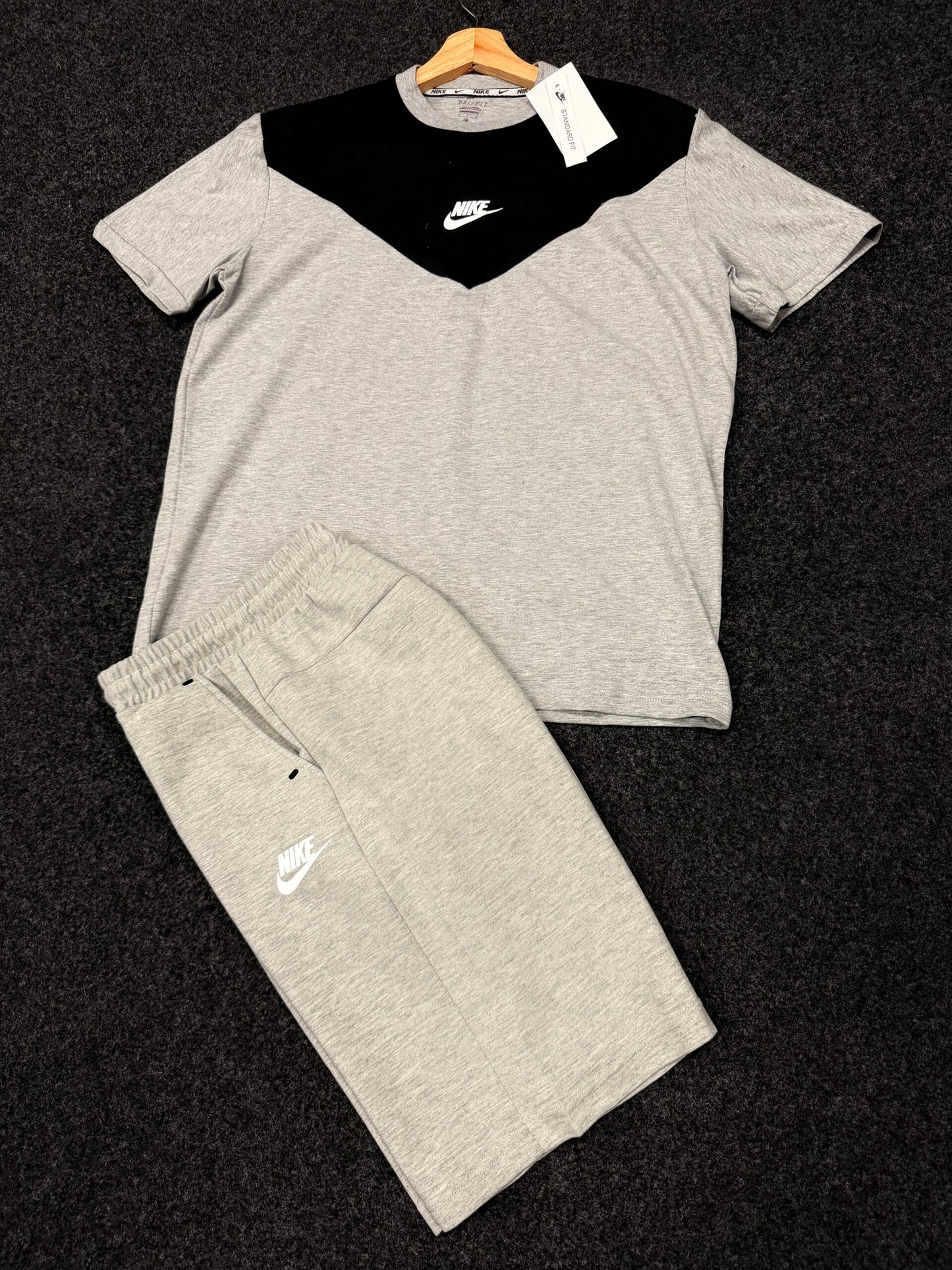 Conjunto nike tech gris y negro logo blanco