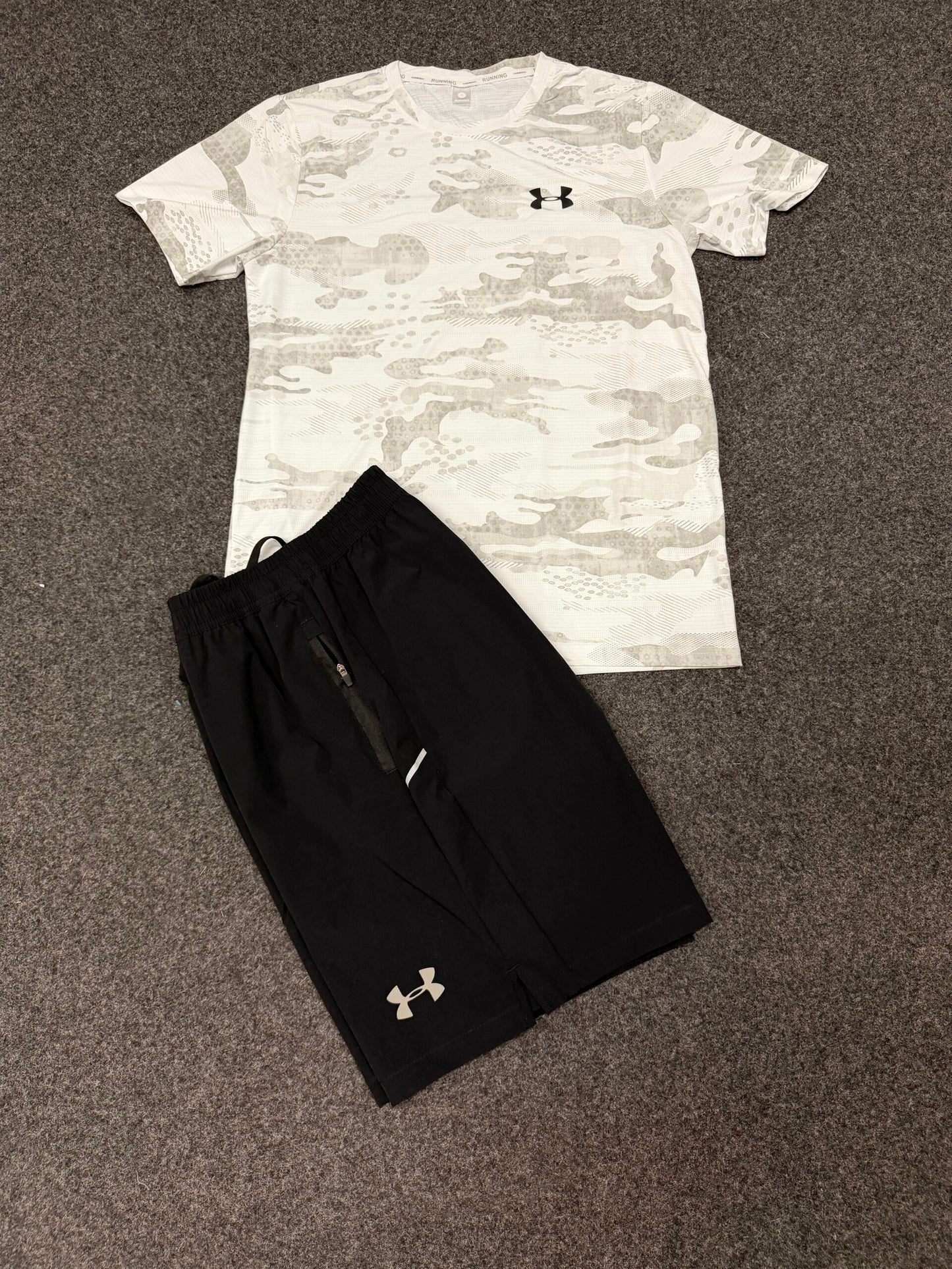 Conjunto Under Armour blanco y gris logo negro