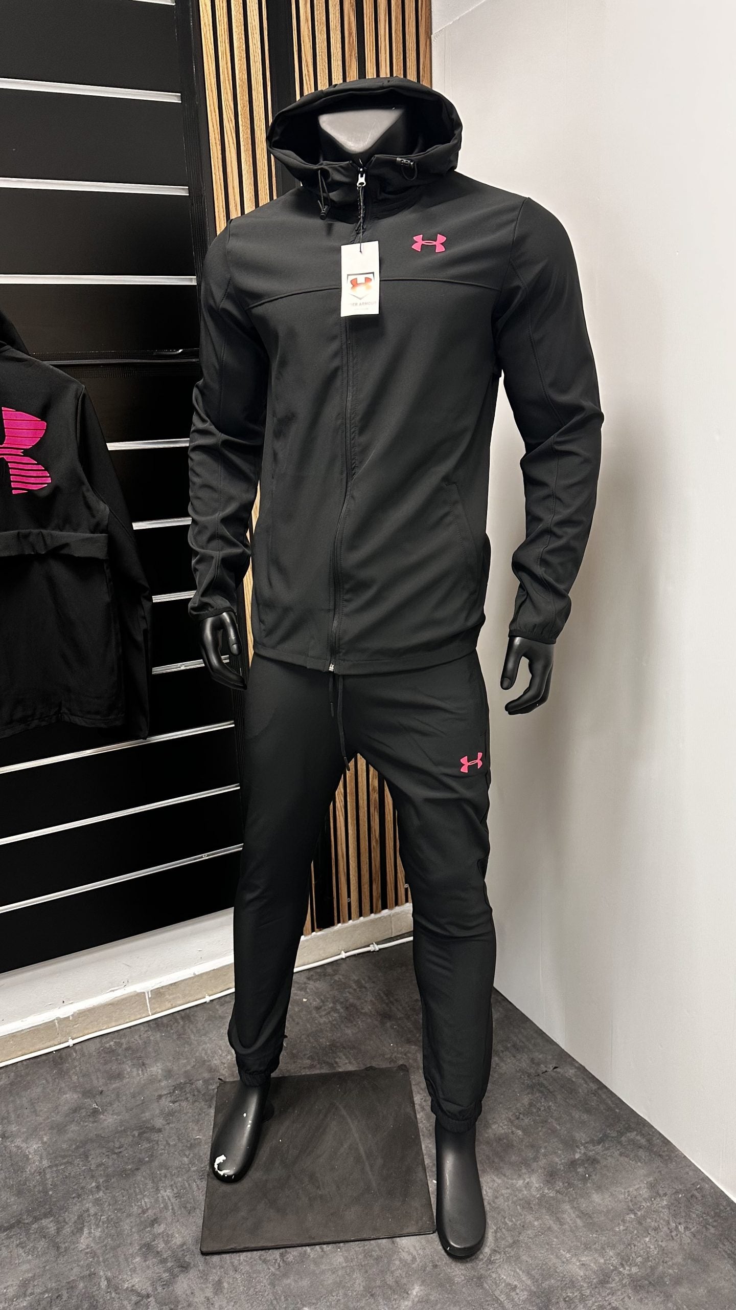 Chandal under armour negro logo rosa