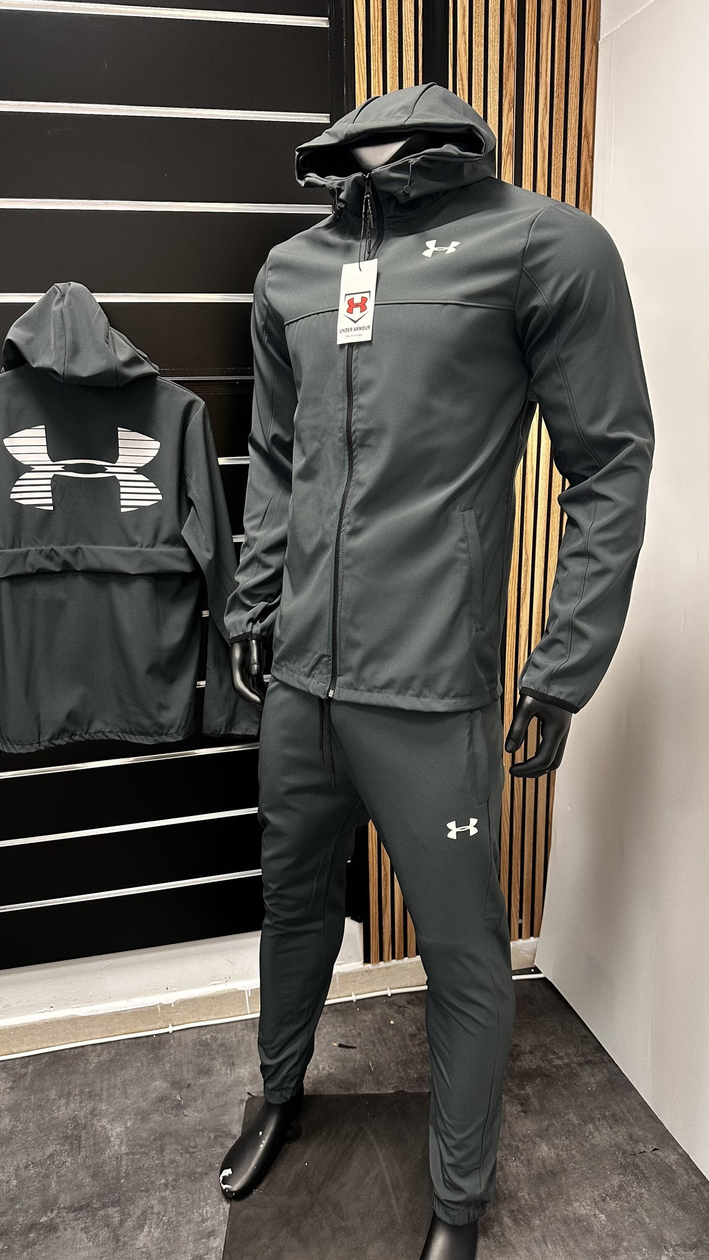 Chandal under armour gris logo blanco