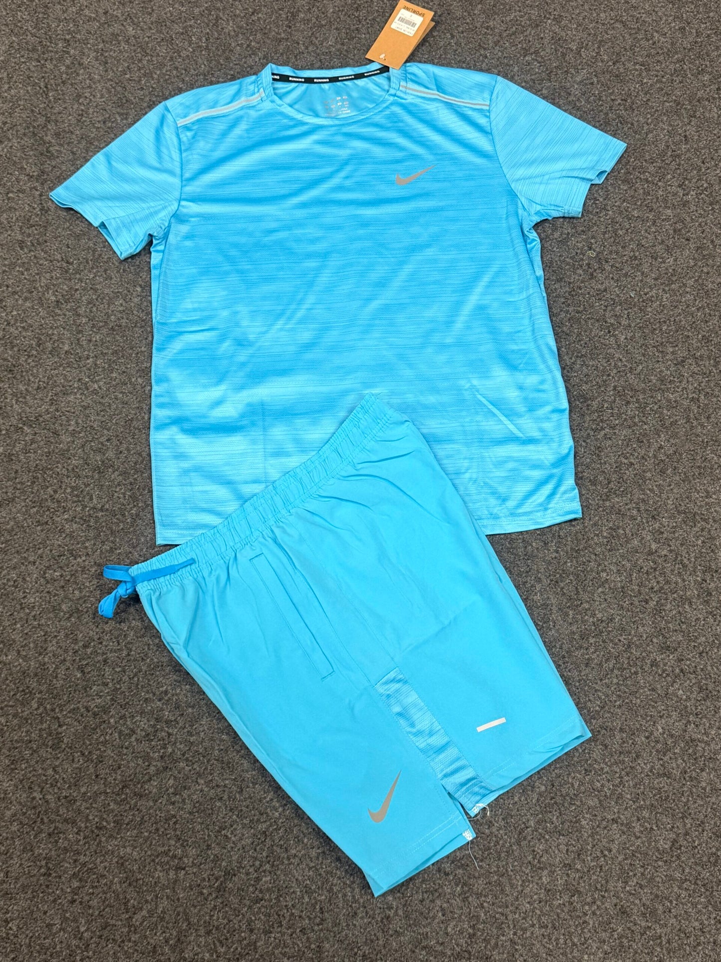 Conjunto nike azul claro logo gris