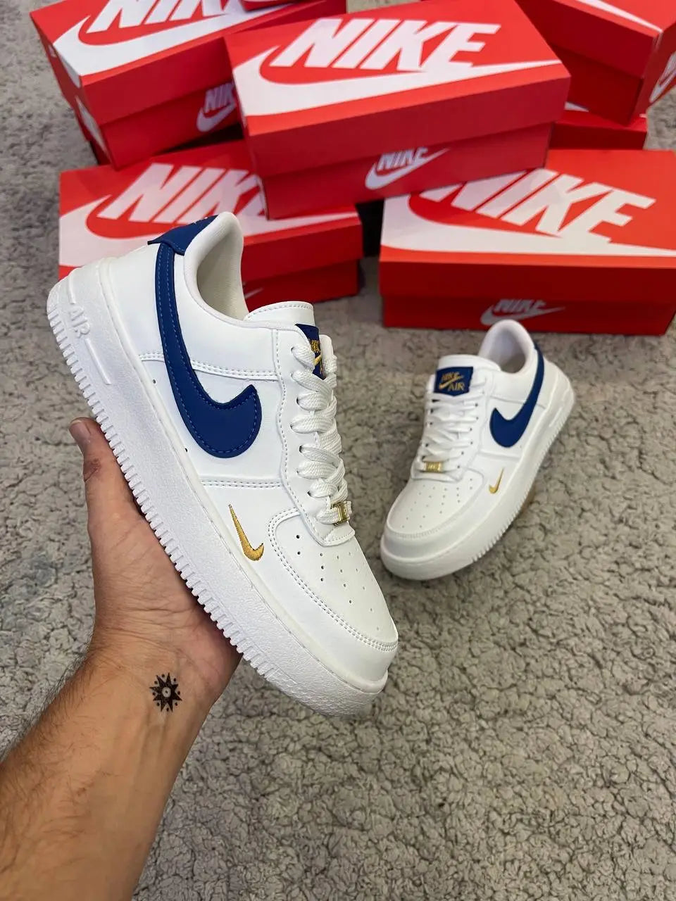 AIR FORCE 1 blancas logo azul detalles dorados