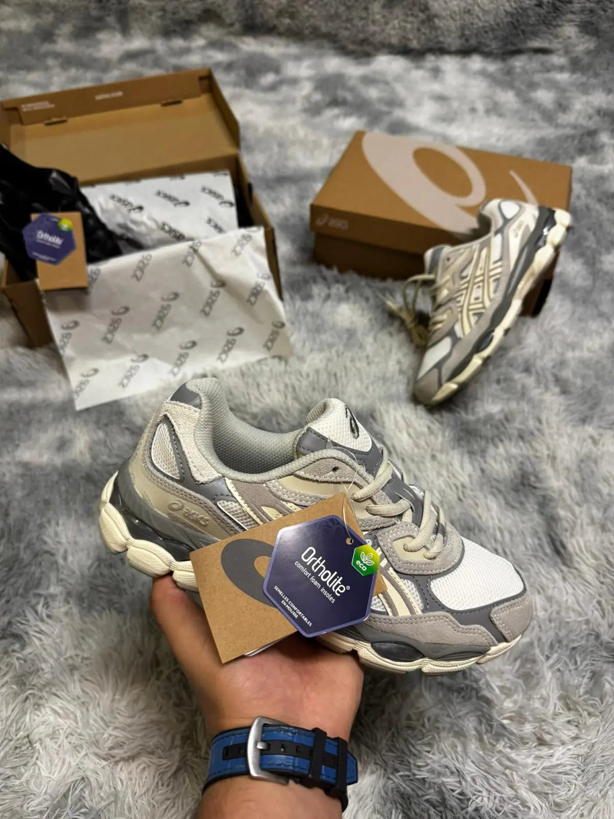 Asics beige detalles grises