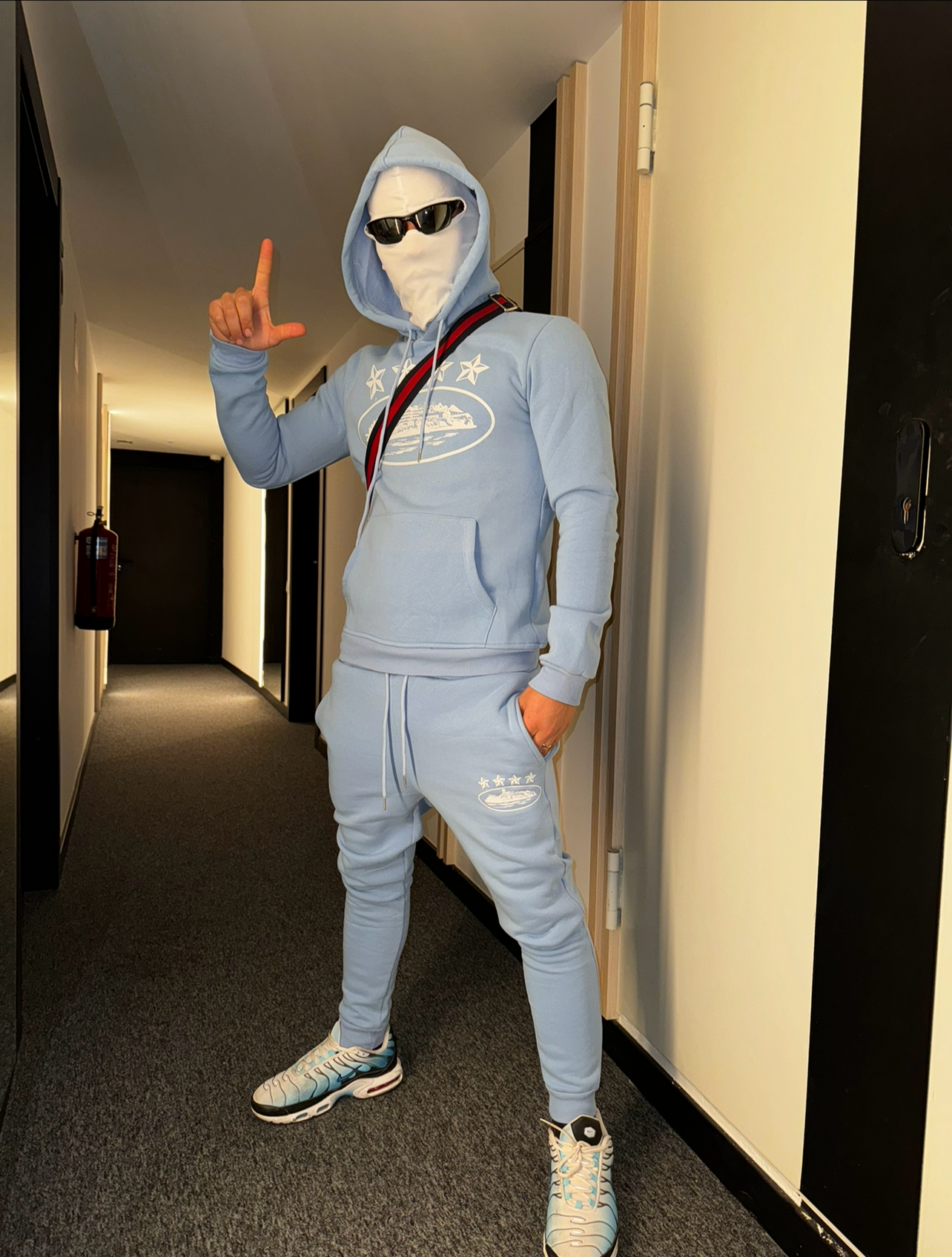 Chandal Corteiz azul celeste logo blanco