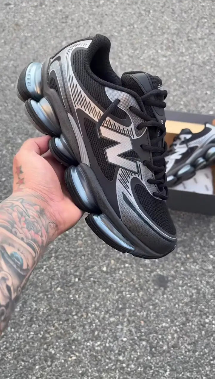 New Balance 2000 negras logo gris