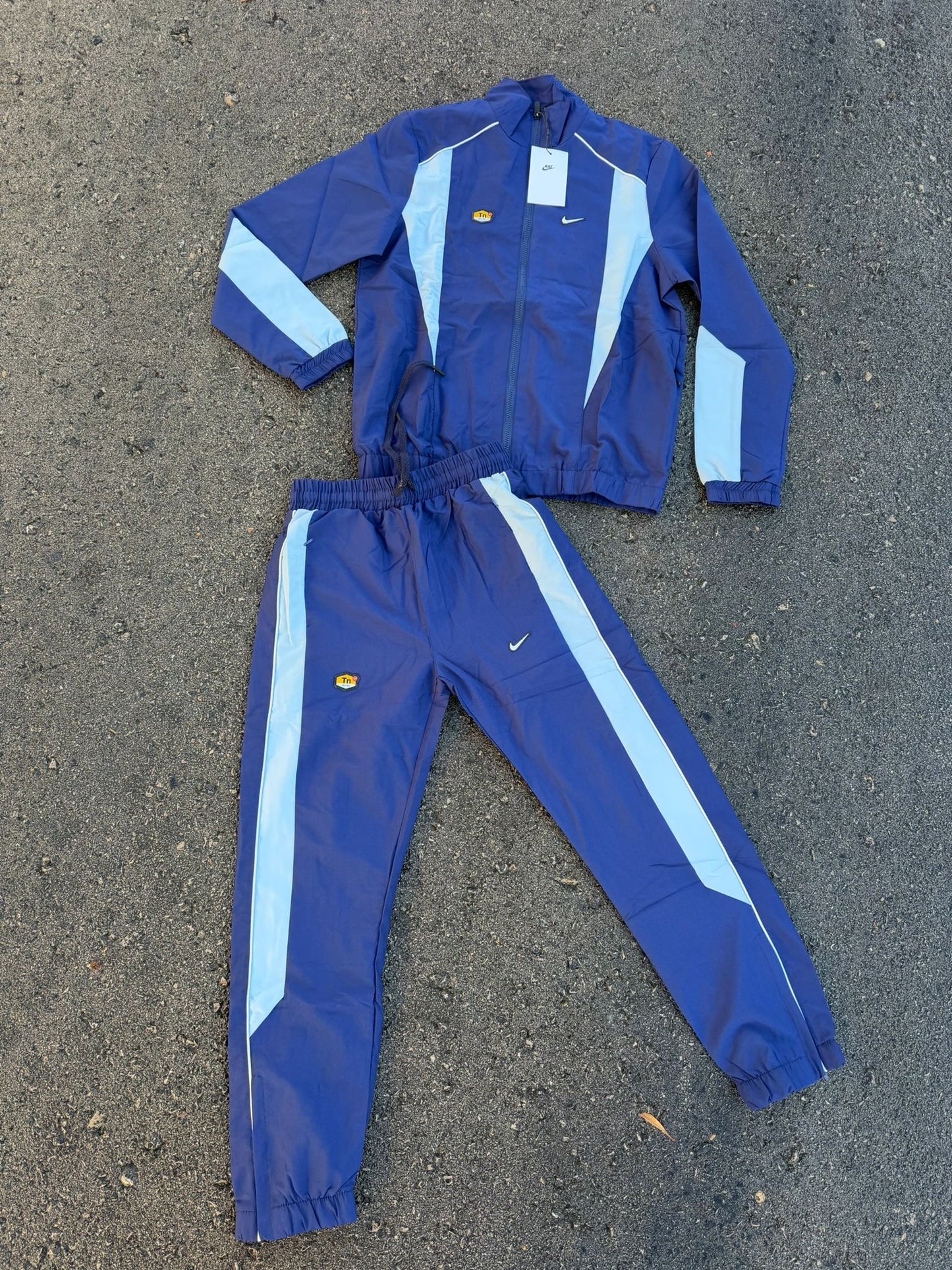 Chandal Nike TN azul marino y gris logo blanco contorno negro