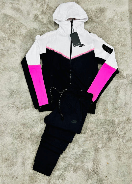 Chandal Nike tech blanco y negro lineas rosas