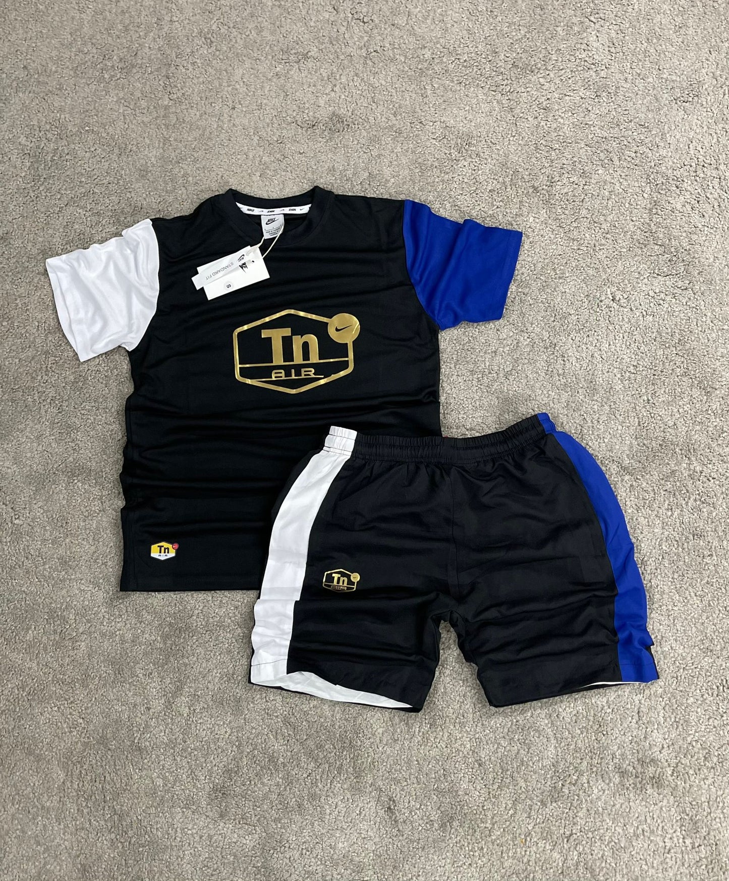 Conjunto corto tn negro logo dorado detalles azules y blancos