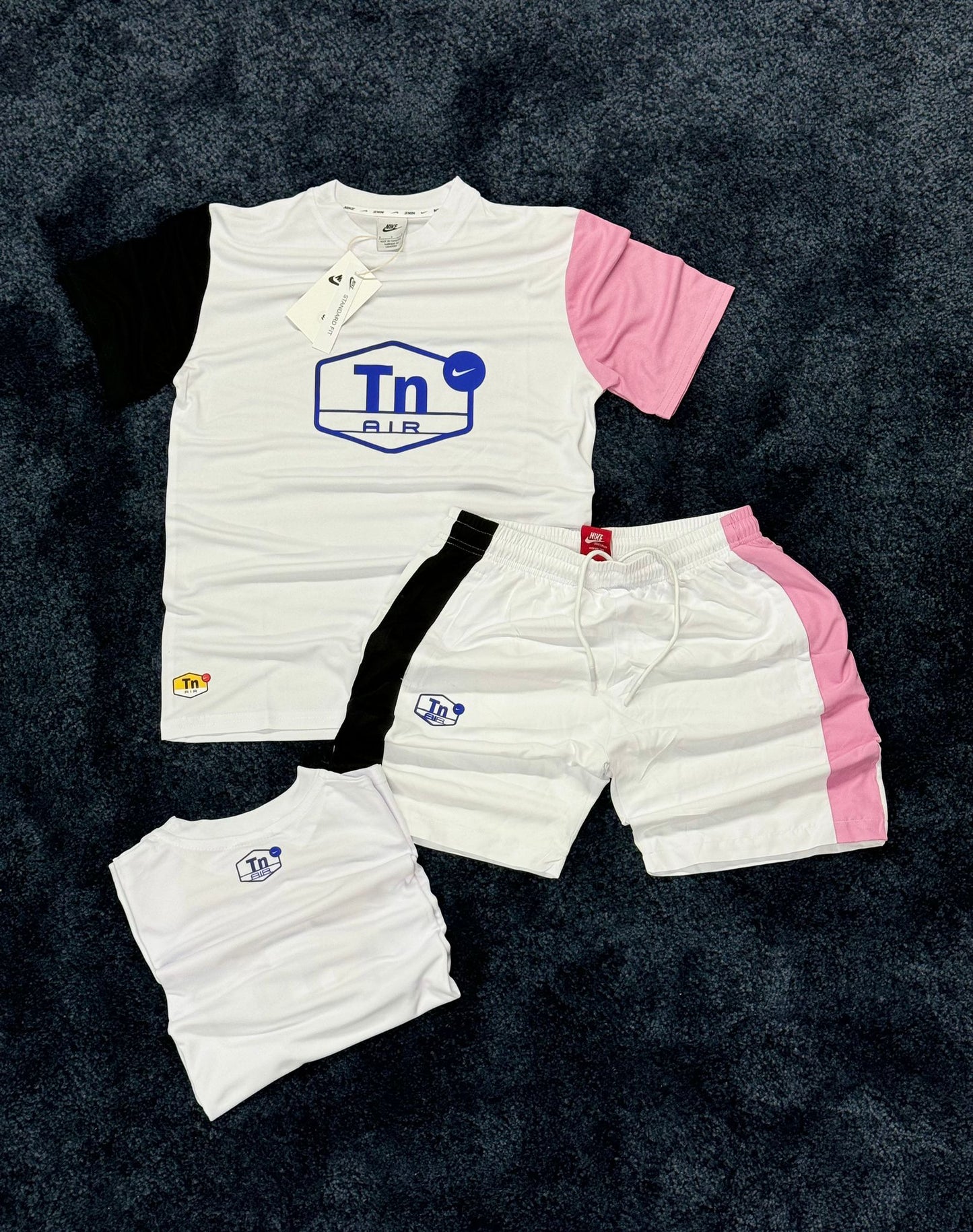 Conjunto corto nike tn blanco logo azul detalles rosa y negro