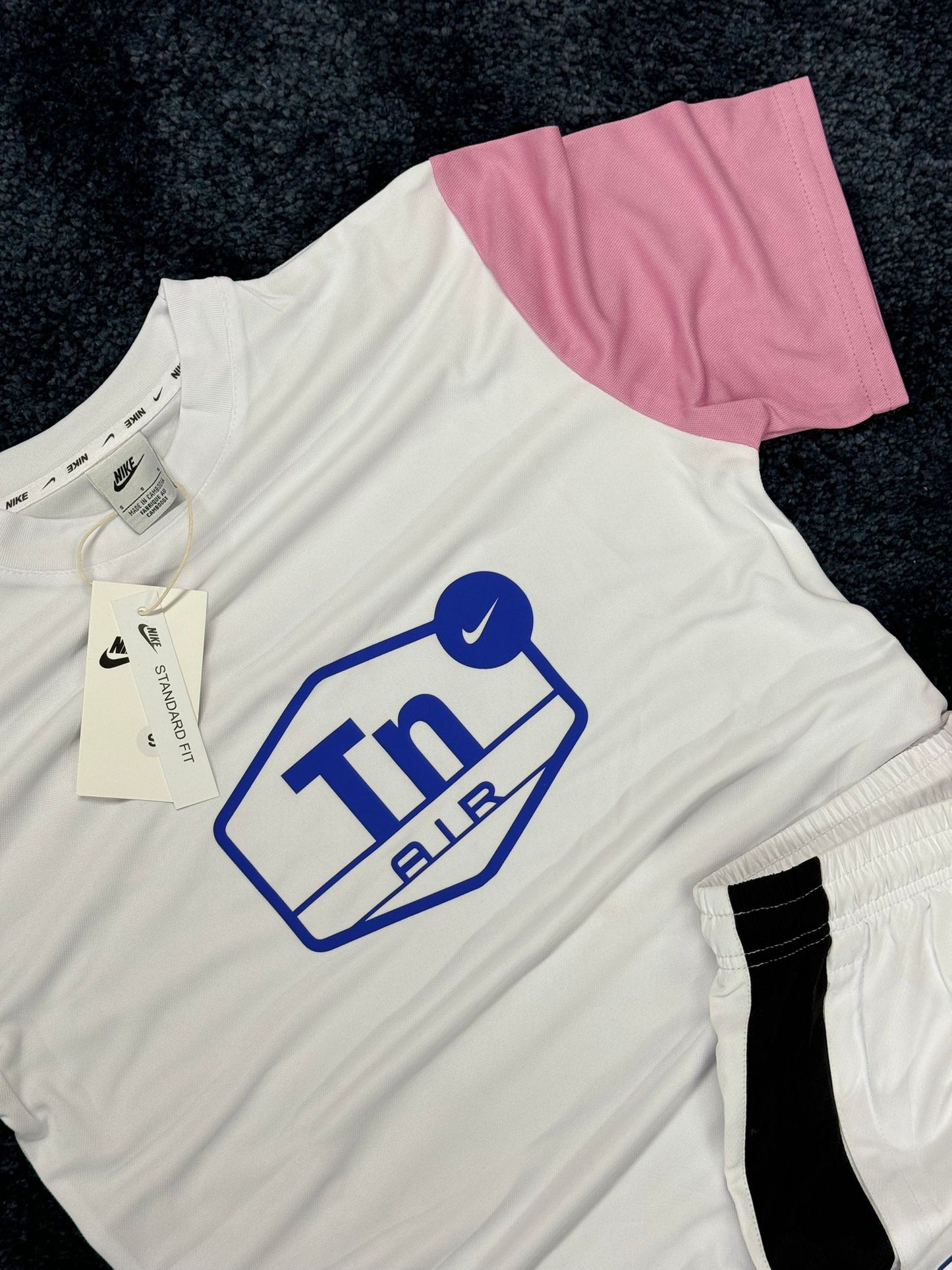Conjunto corto nike tn blanco logo azul detalles rosa y negro