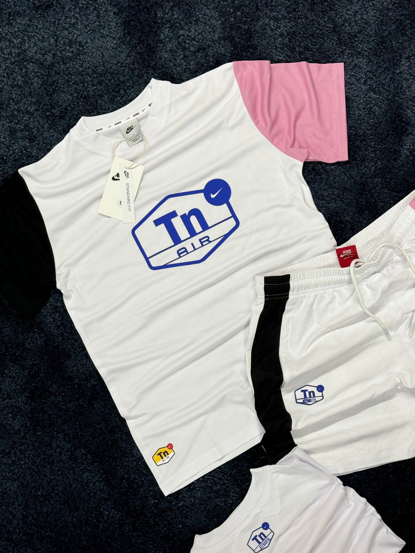 Conjunto corto nike tn blanco logo azul detalles rosa y negro