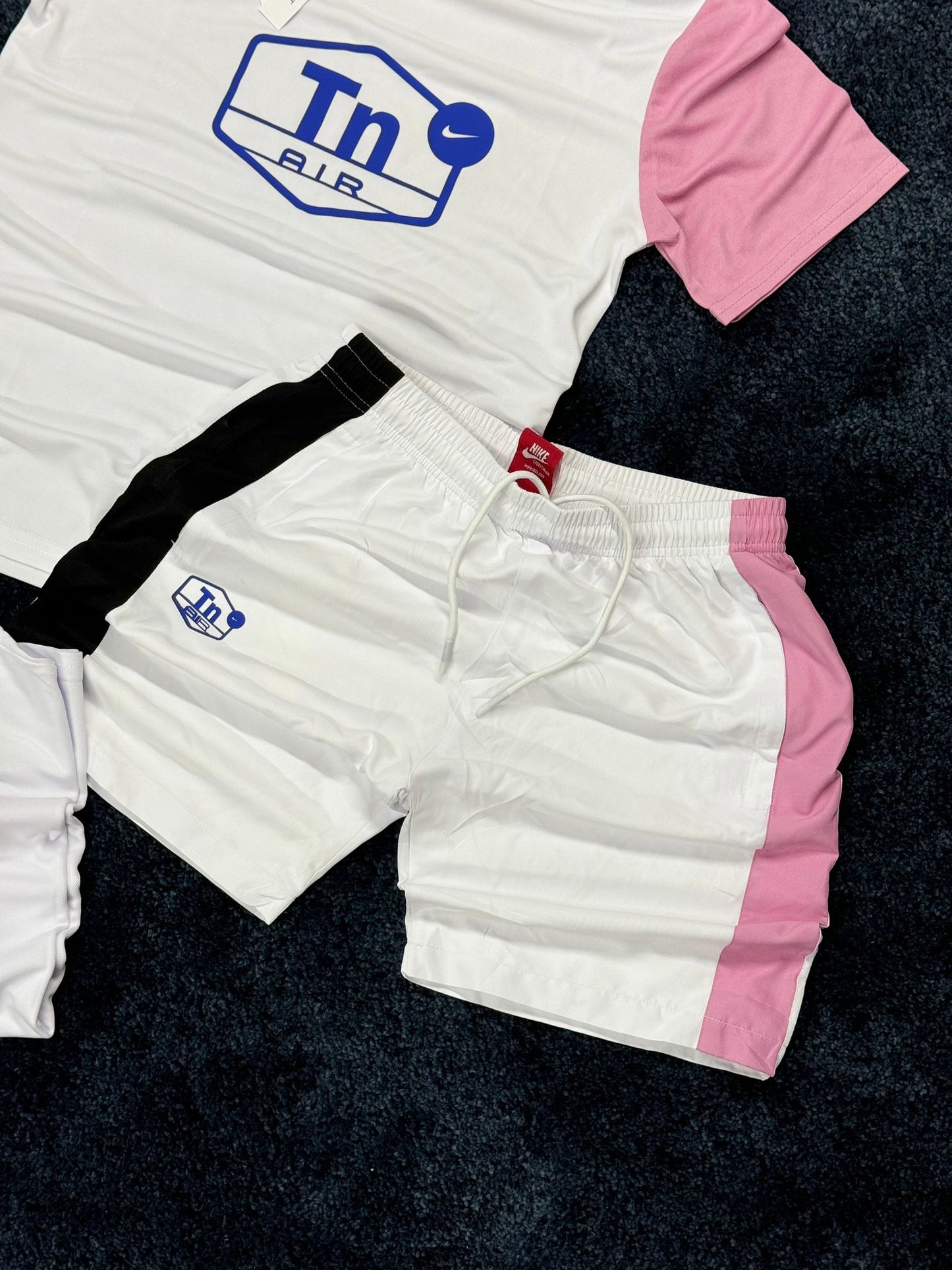 Conjunto corto nike tn blanco logo azul detalles rosa y negro