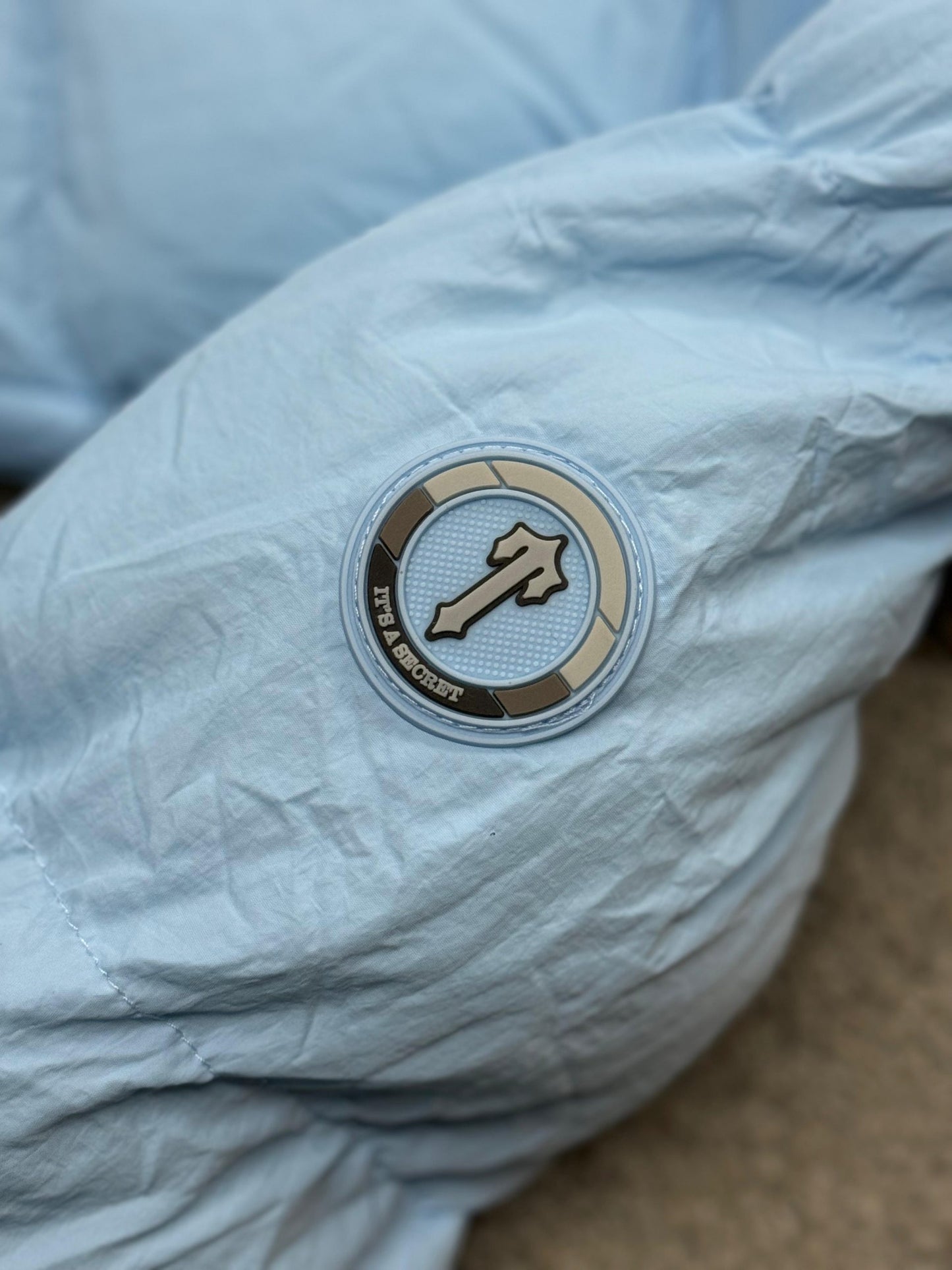 CHAQUETA TRAPSTAR azul claro logo blanco mujer