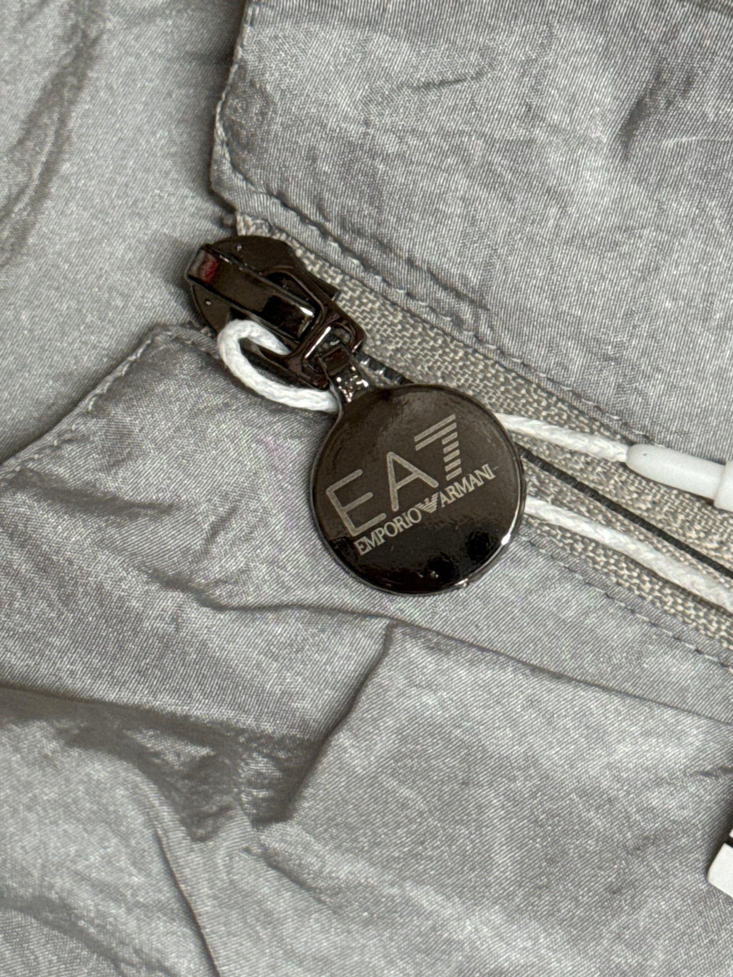 Chandal Armani gris logo blanco detalles negros