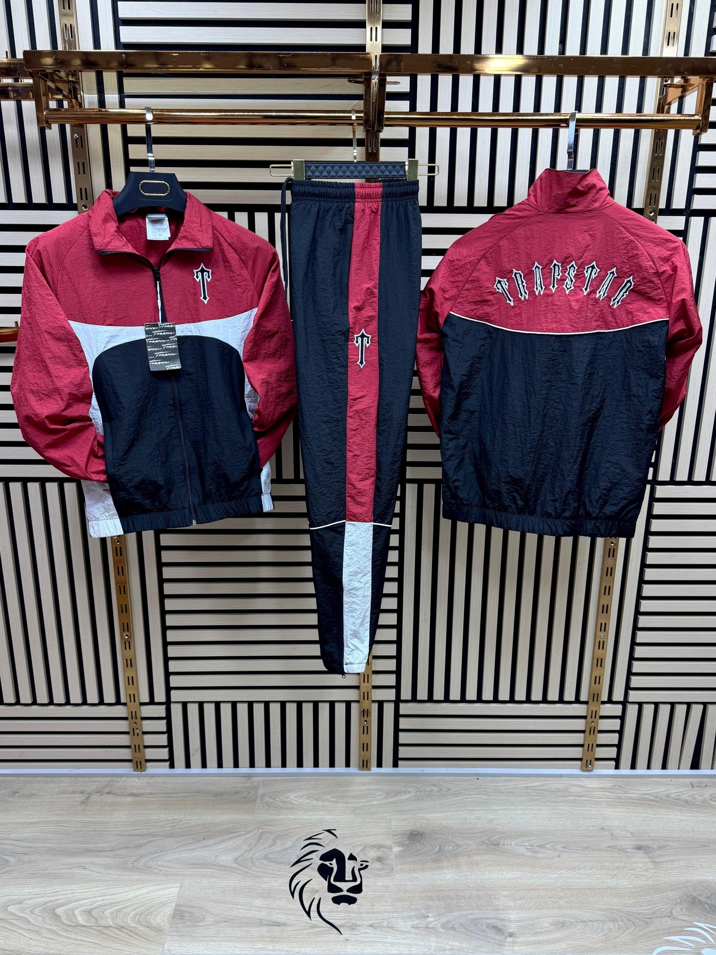 Chandal trapstar rojo y blanco logo negro contorno blanco