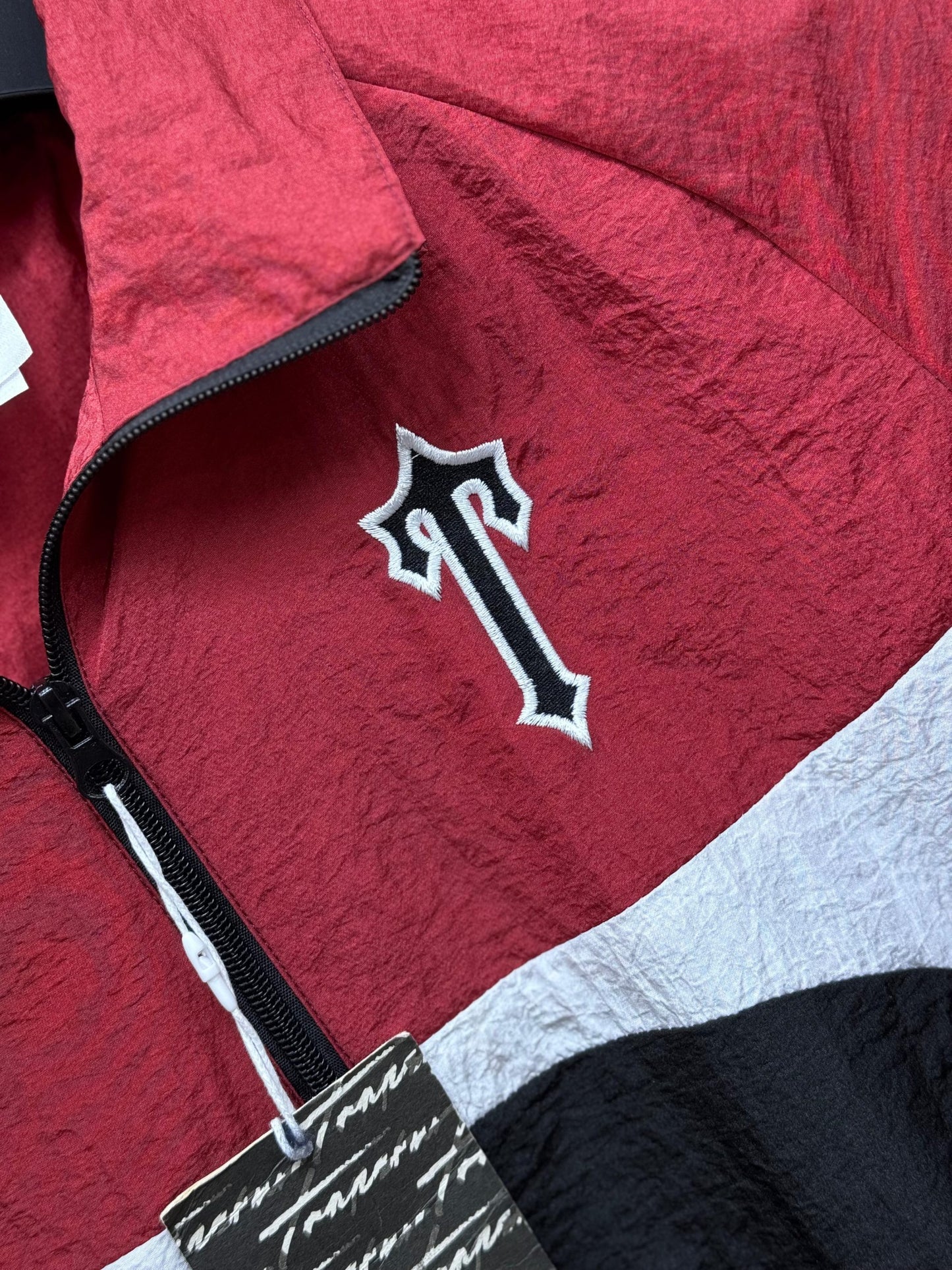 Chandal trapstar rojo y blanco logo negro contorno blanco
