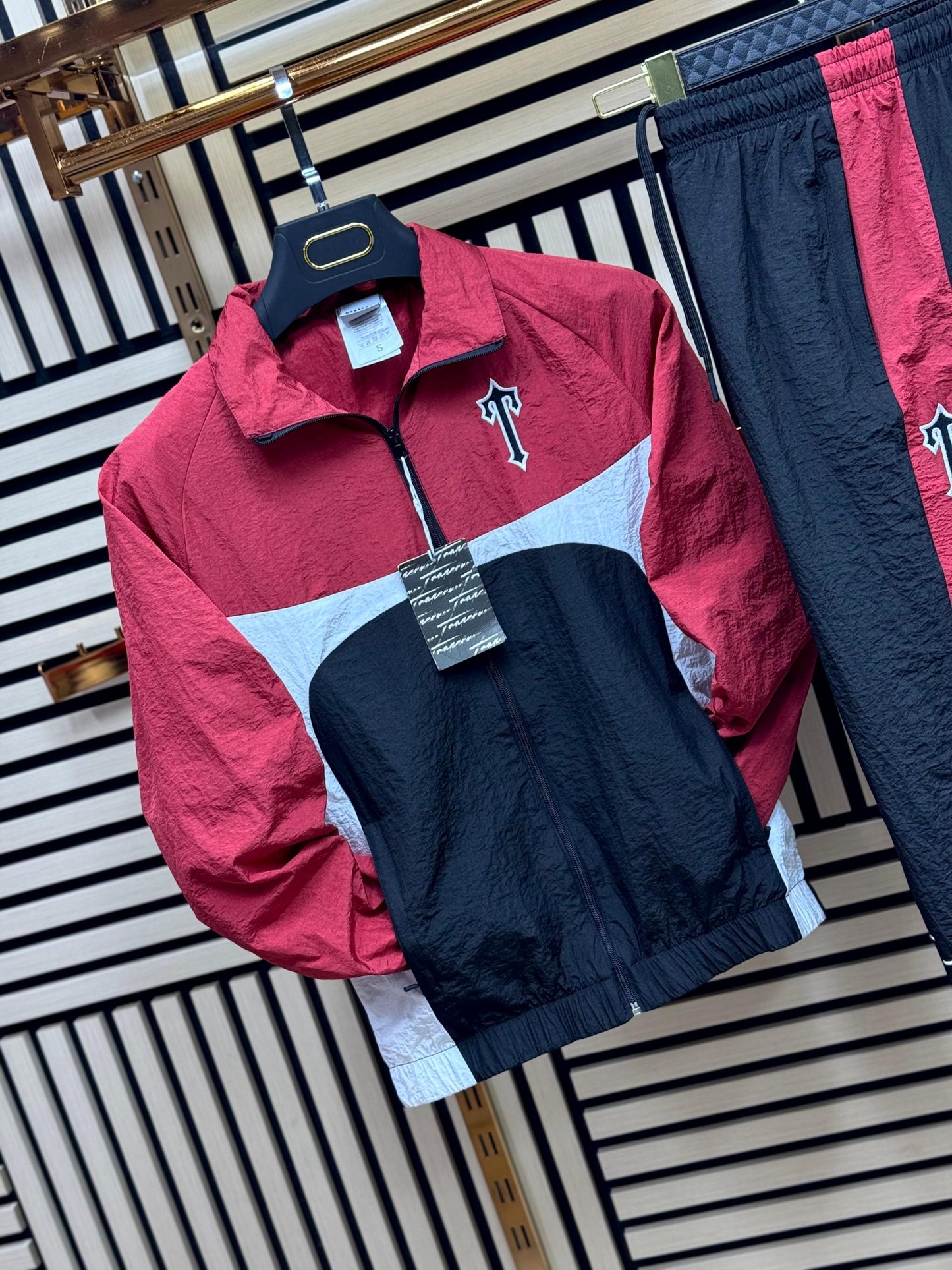 Chandal trapstar rojo y blanco logo negro contorno blanco
