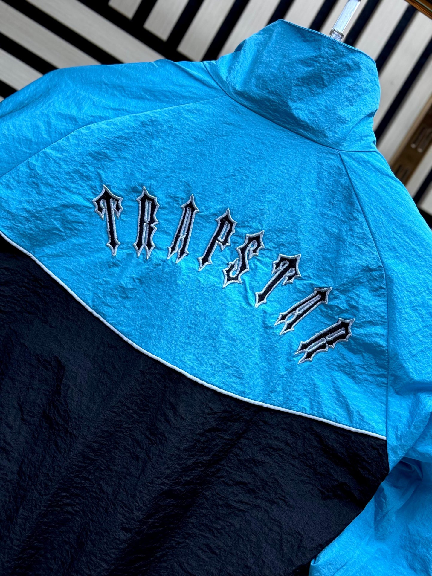 Chandal trapstar azul logo negro contorno blanco