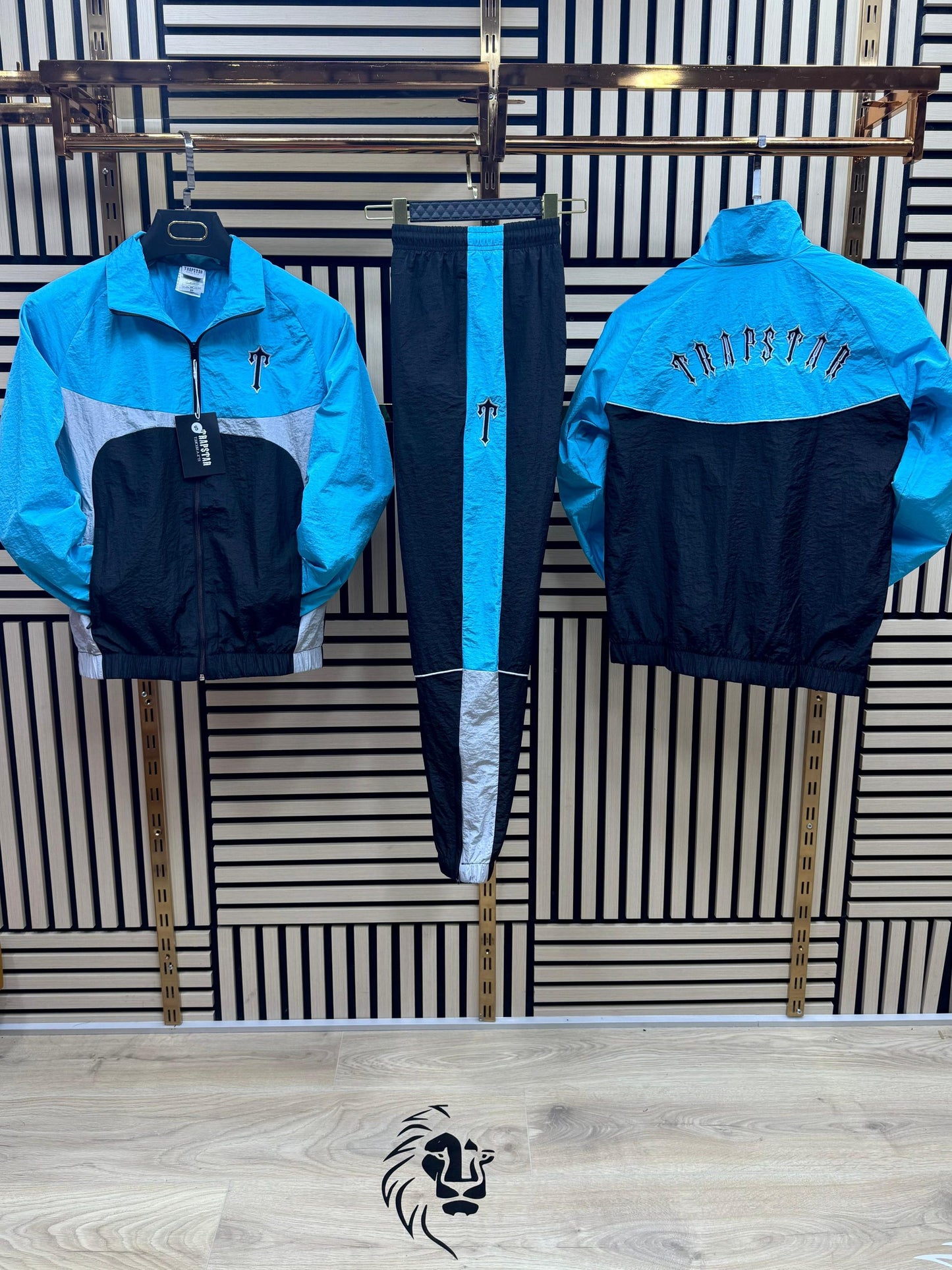 Chandal trapstar azul logo negro contorno blanco