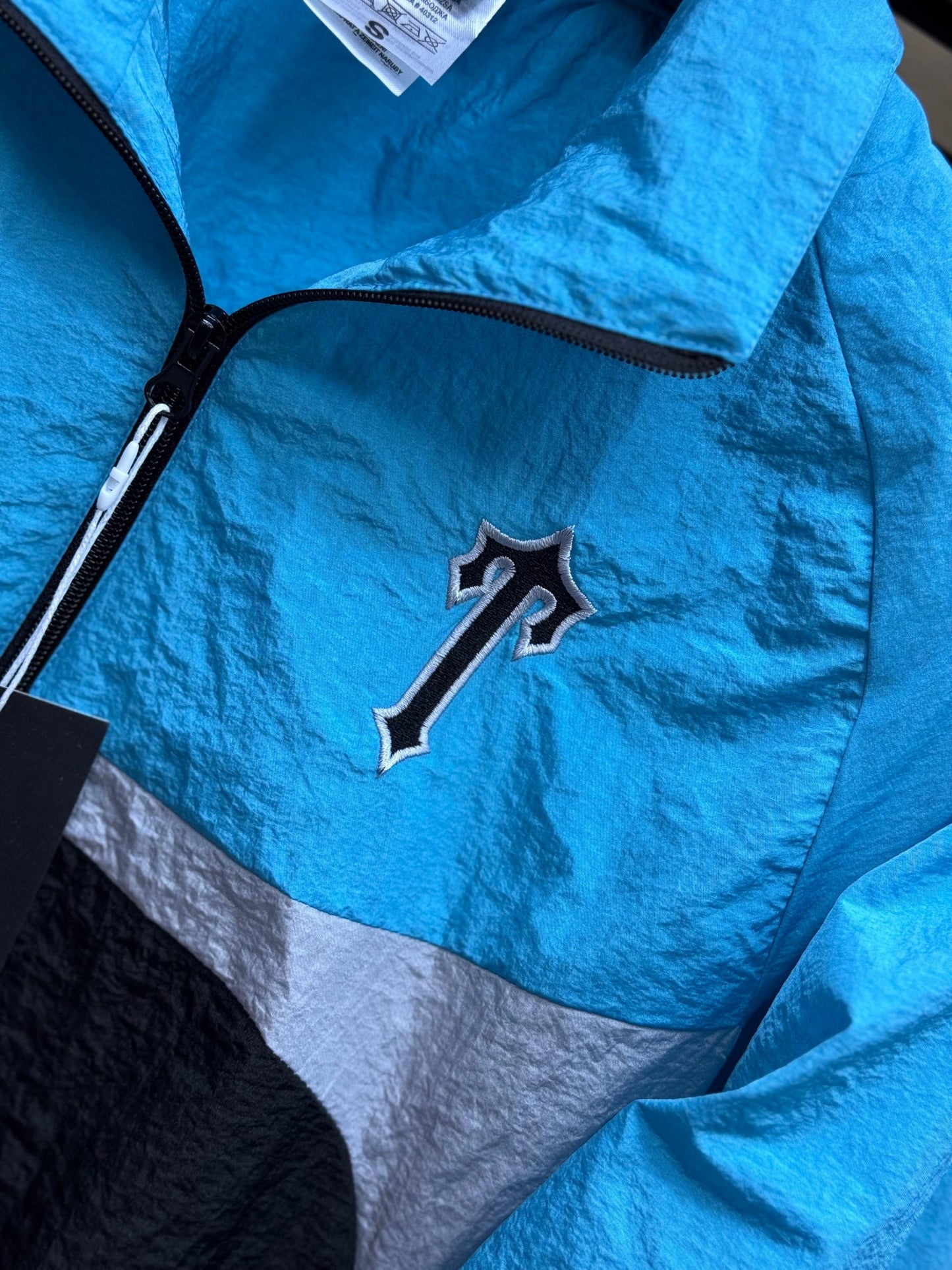 Chandal trapstar azul logo negro contorno blanco