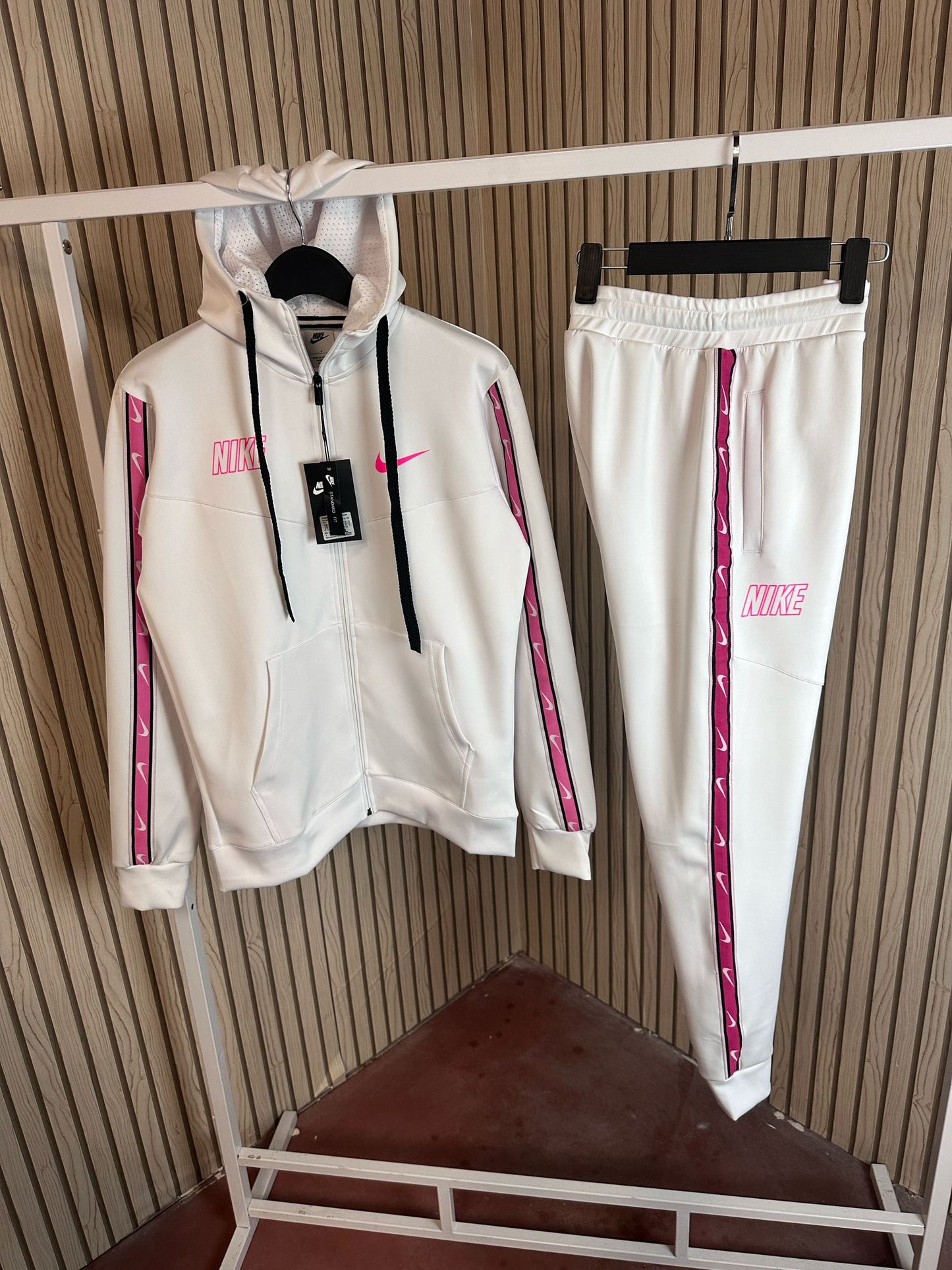Chandal nike blanco logo rosa con capucha