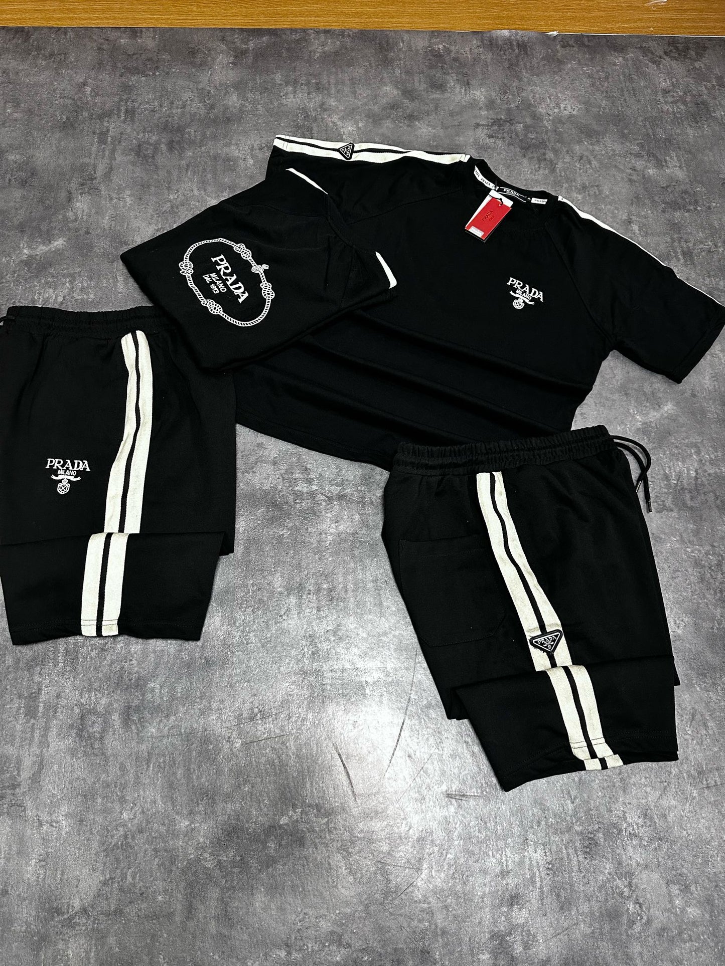 Conjunto prada negro logo blanco